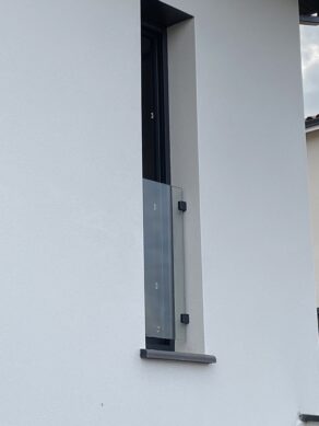 Garde-corps de fenêtre en verre moderne et élégant d'une maison située en région Occitanie, non loin de la ville d'Albi.