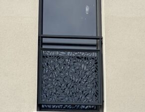 Garde-corps de fenêtre, motif bourdon, en aluminium thermolaqué noir 9005, à Toulouse entre Auch et Castres.