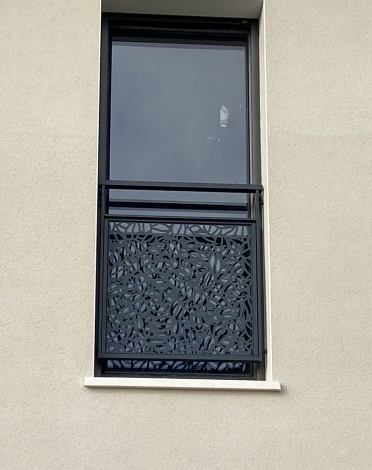 Garde-corps de fenêtre, motif bourdon, en aluminium thermolaqué noir 9005, à Toulouse entre Auch et Castres.
