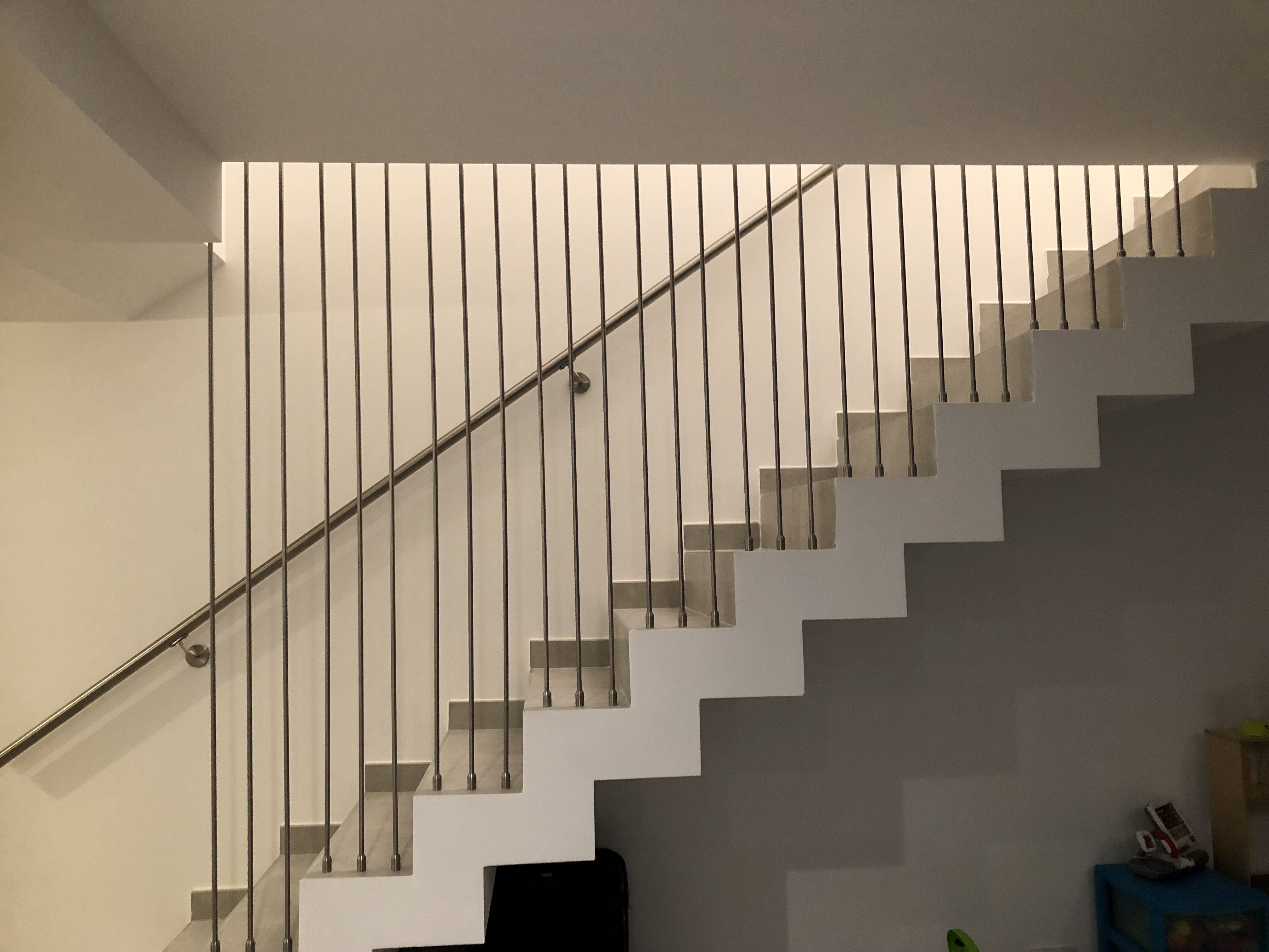 Garde-corps posé sur une crémaillère design, composée de tiges en inox, dans une villa à proximité de Saint-Mathieu-de-Tréviers.