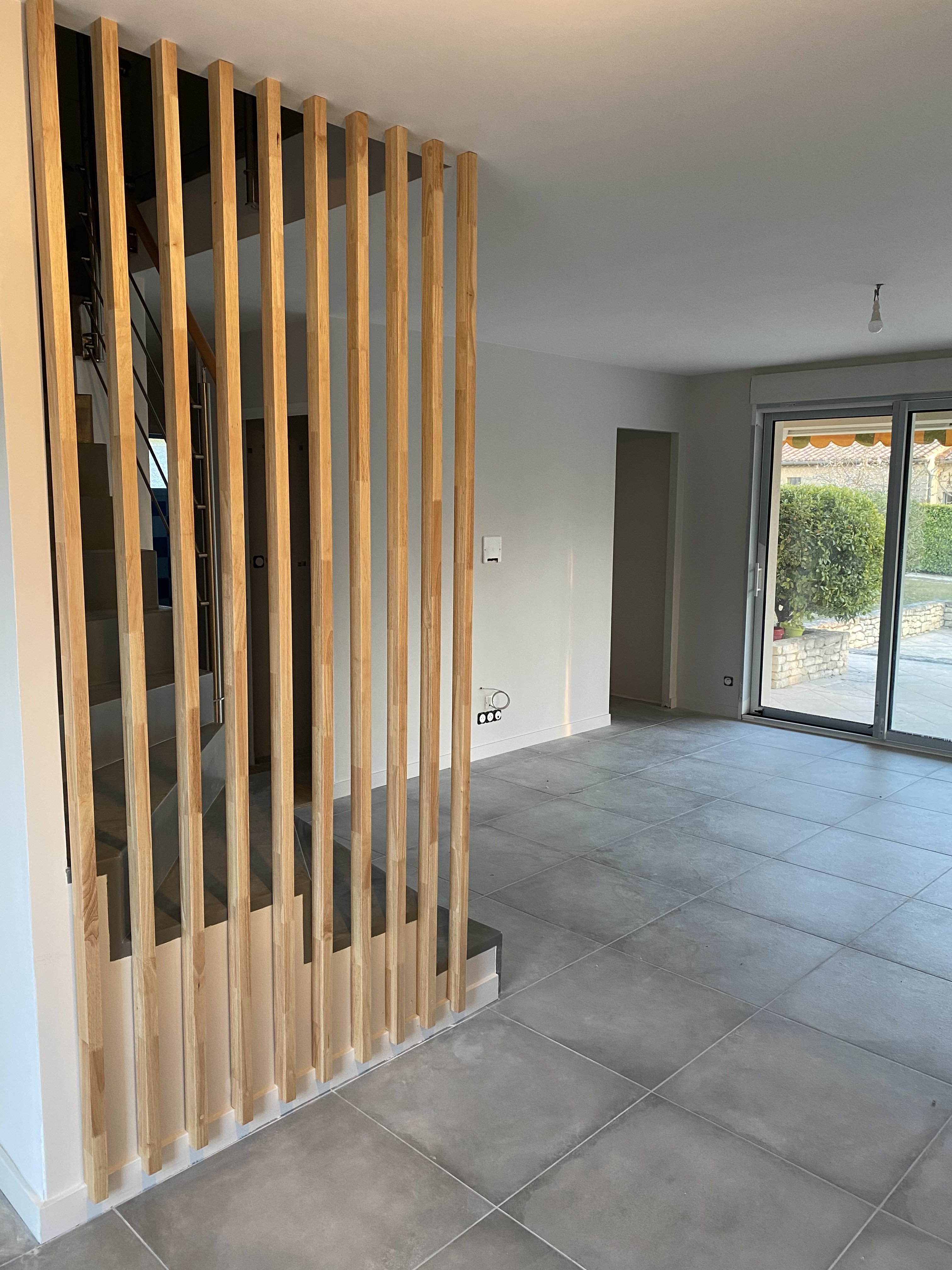 Rambarde style harpe en bois esthétique, moderne et chaleureuse, dans une habitation à proximité de Nîmes et Carpentras.