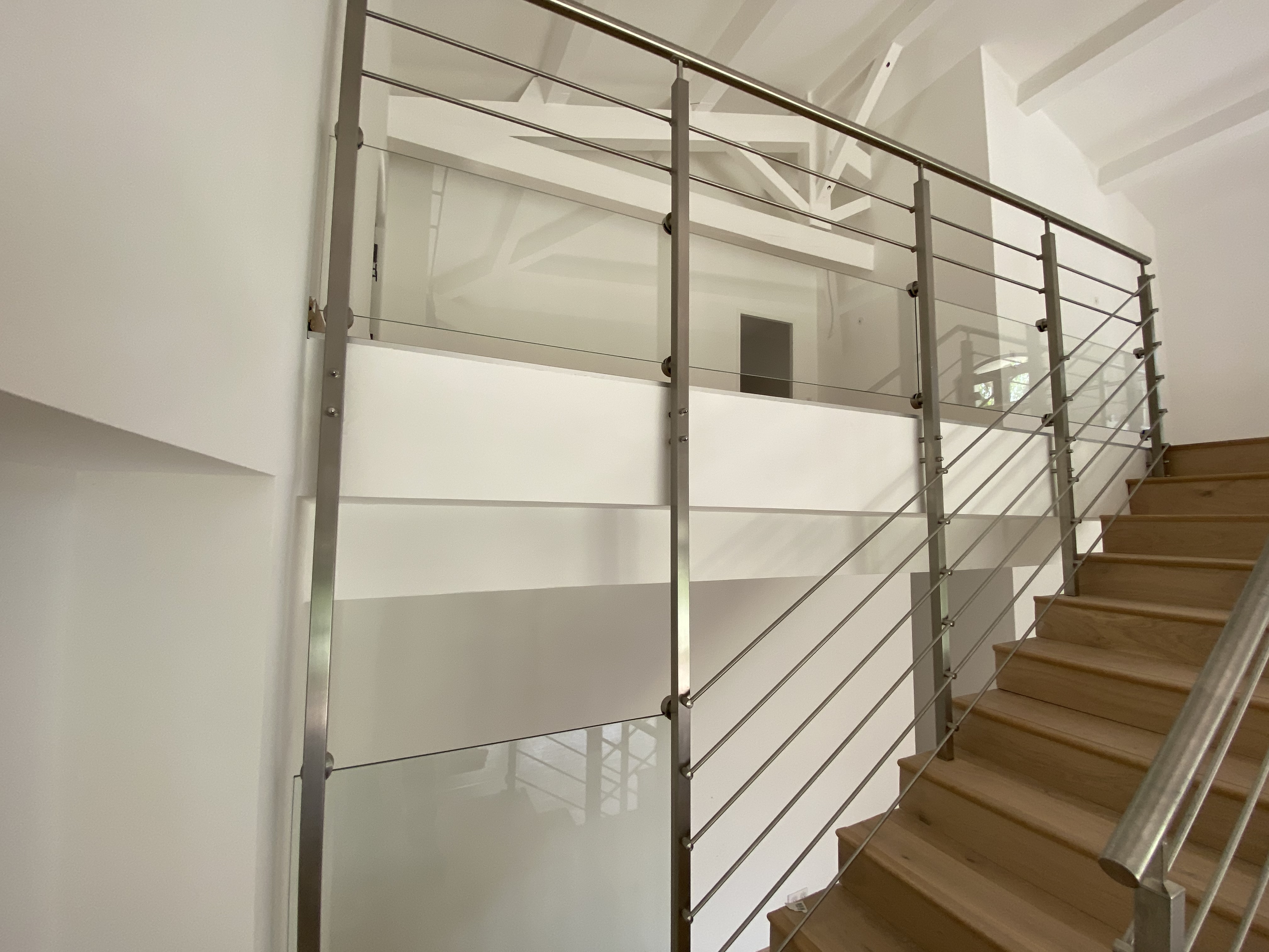 Balustrade en inox, poteaux carrés et un verre de 3 mètres fixé par des pinces, posé sur un escalier, dans une habitation près de Lattes et Palavas-les-Flots.