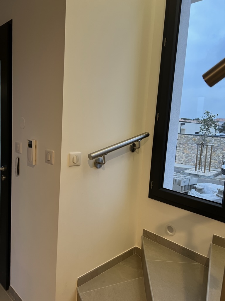 Continuité de la main courante en inox. Matériau hygiénique et facile d'entretien.