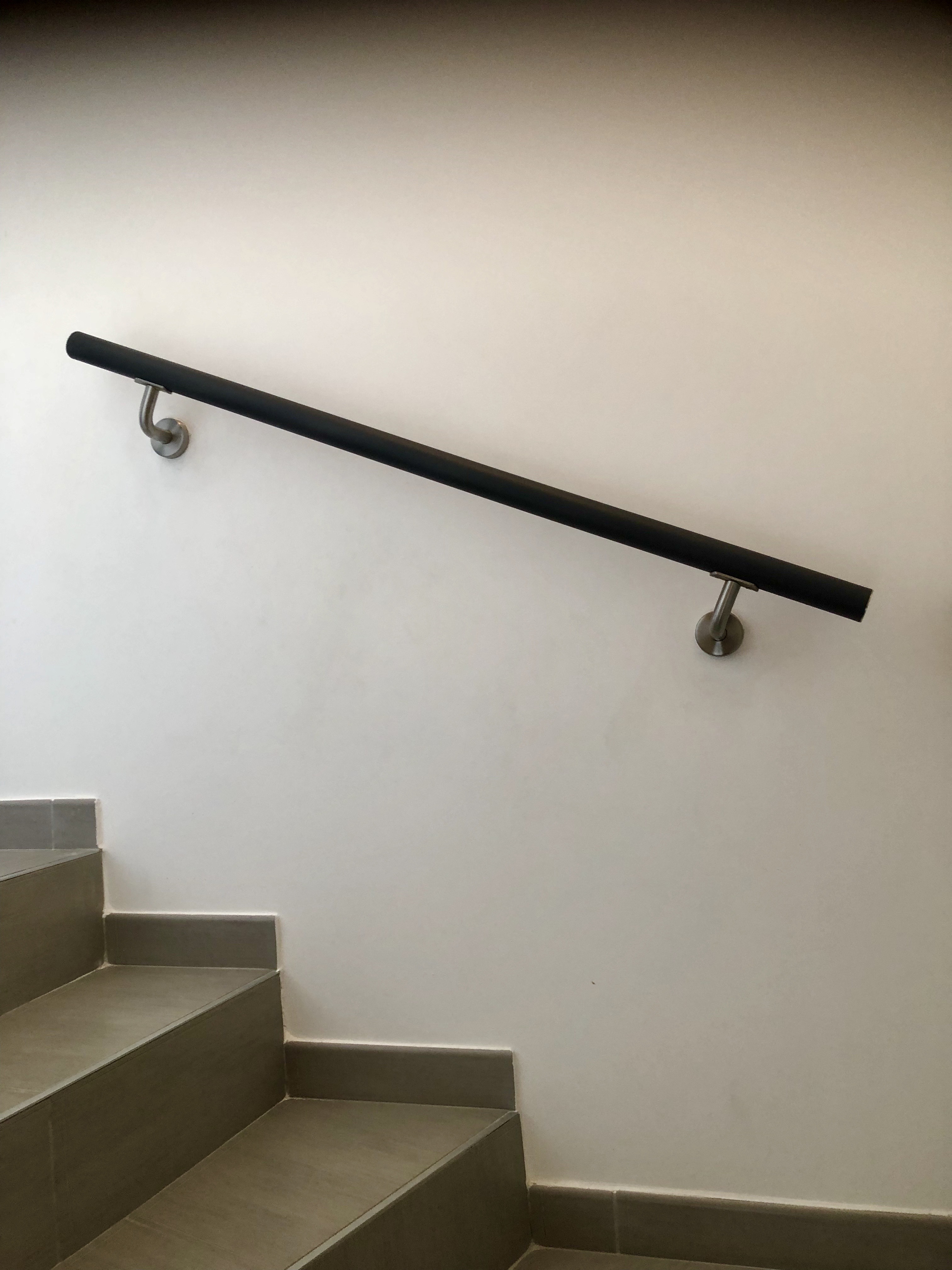 Elément suspendu avec accessoires en inox, dans une maison, entre Clapiers et Valergues.