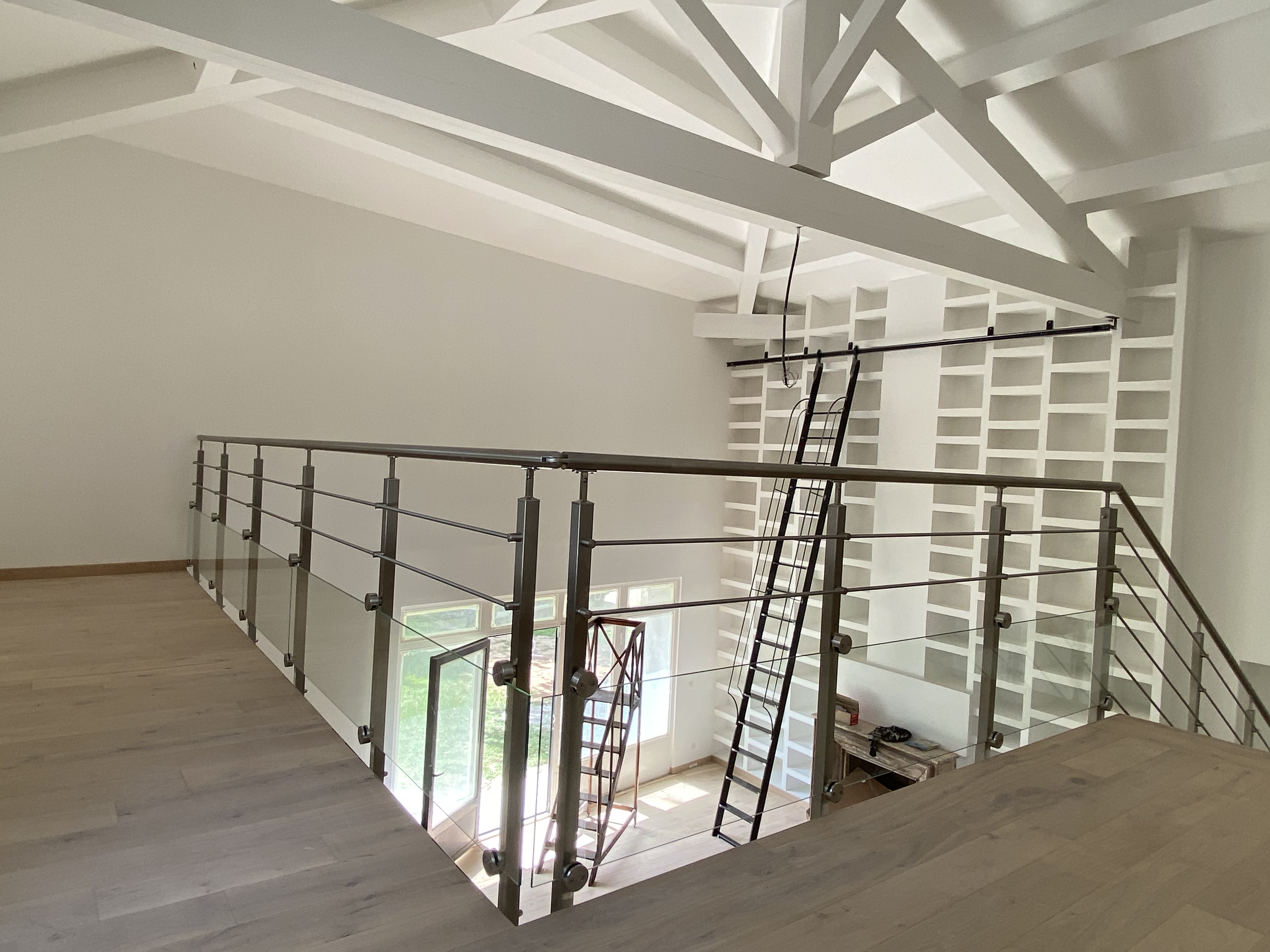 Garde-corps en inox, posé à l'anglaise dans une maison, en région Occitanie.