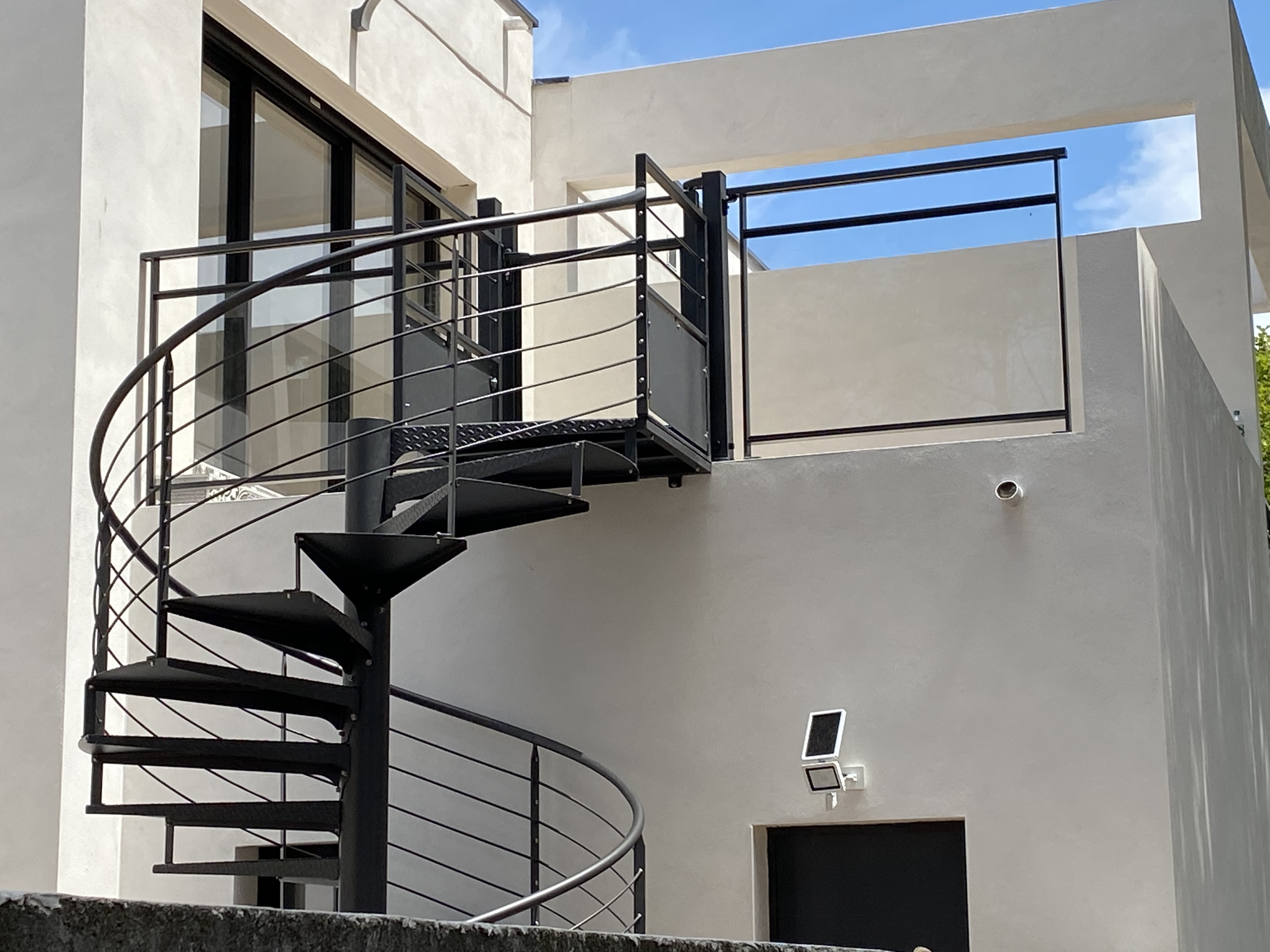 Garde-corps vide sous-main courante en aluminium, accompagné d'un escalier hélicoïdal dans une villa près de Carnon et Le Grau-du-Roi.