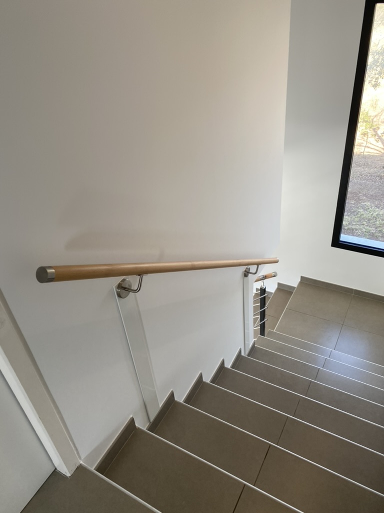 Main courante murale en bois sur un escalier, dans une maison individuelle près de Clapiers et Castelnau-le-Lez.