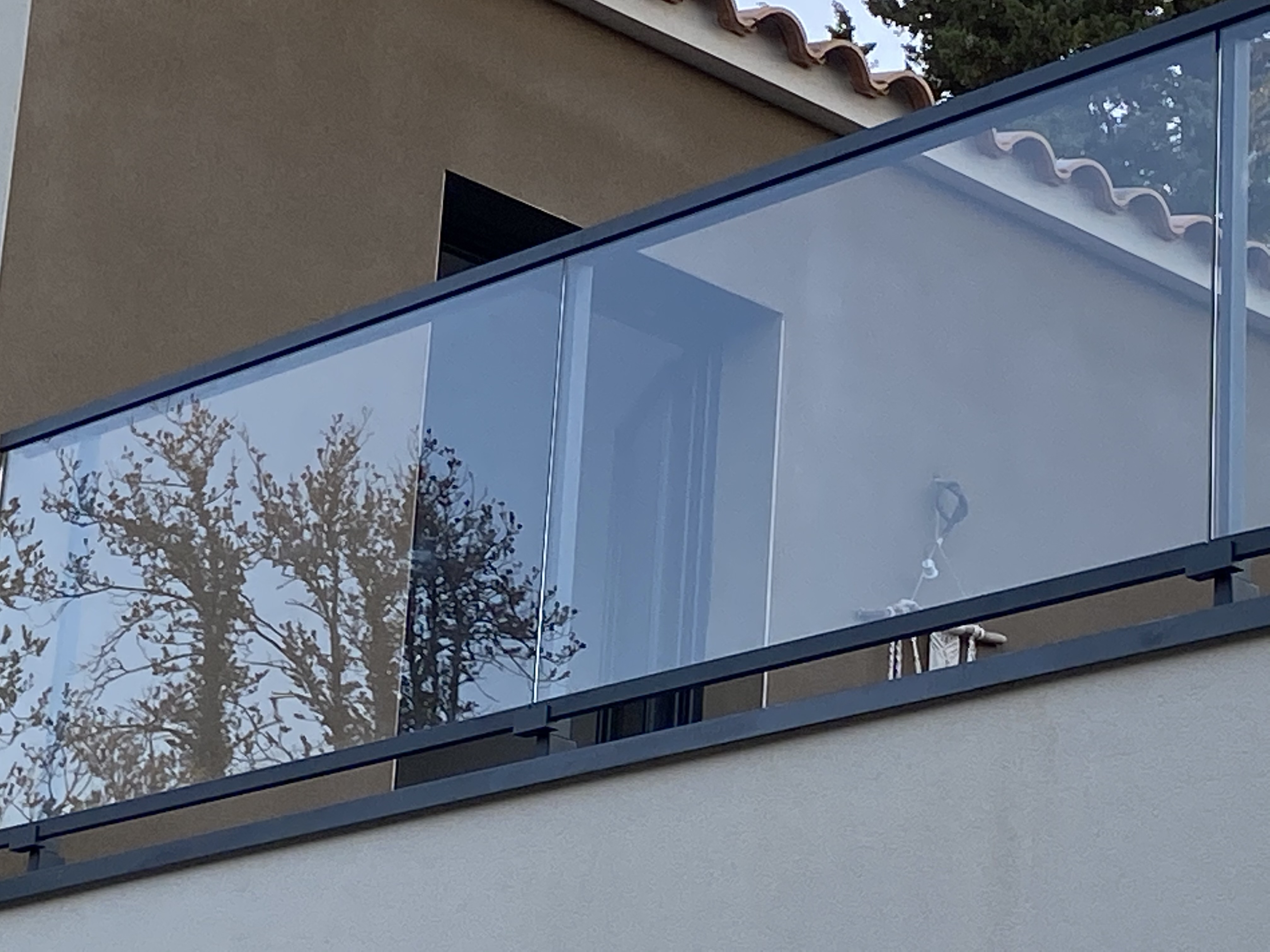 Balustrade en verre dans main courante, teinte gris 7016, en région Occitanie.