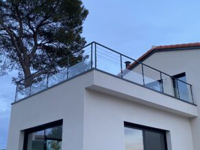 Belle balustrade en aluminium thermolaquée en gris 7016, sur une terrasse, en région Occitanie.