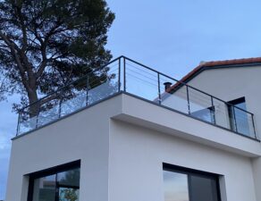 Belle balustrade en aluminium thermolaquée en gris 7016, sur une terrasse, en région Occitanie.