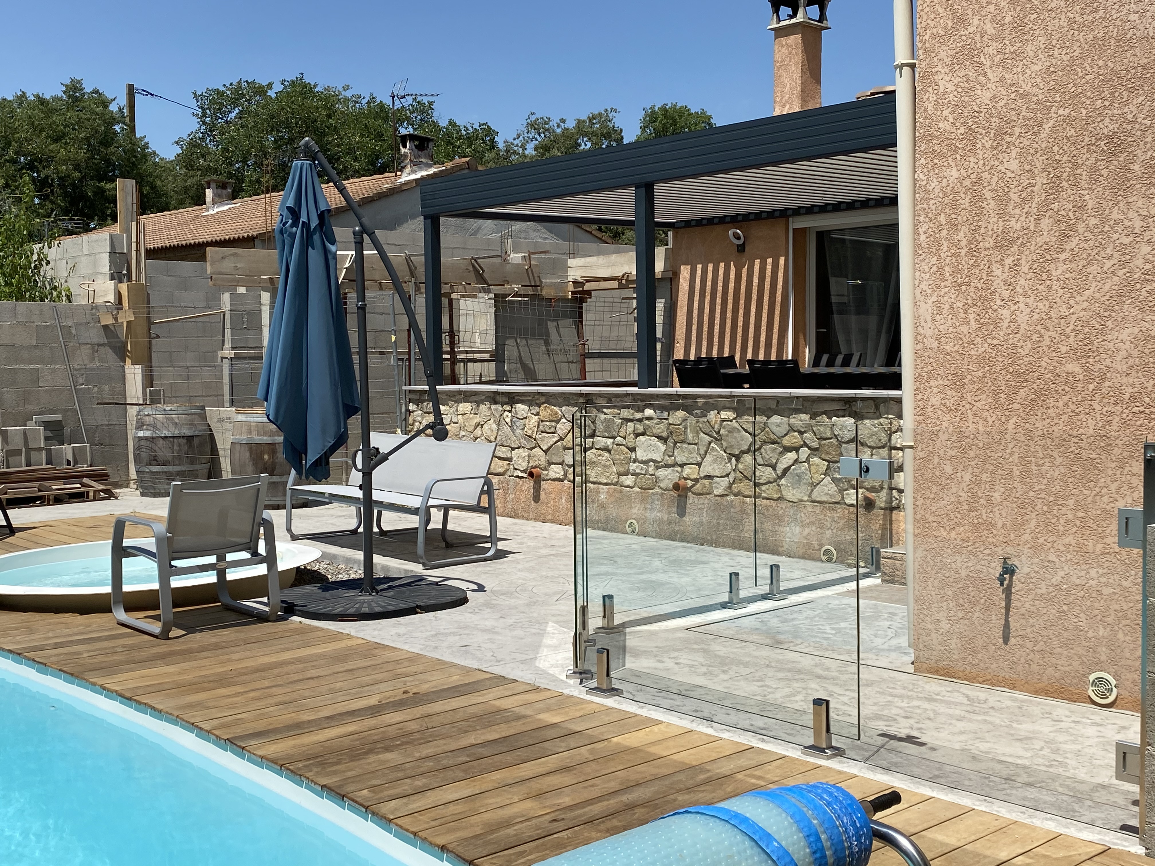 Belle barrière en verre, avec un portillon sécurisé dans une villa près de Crespian et Savignargues, dans le département du Gard.