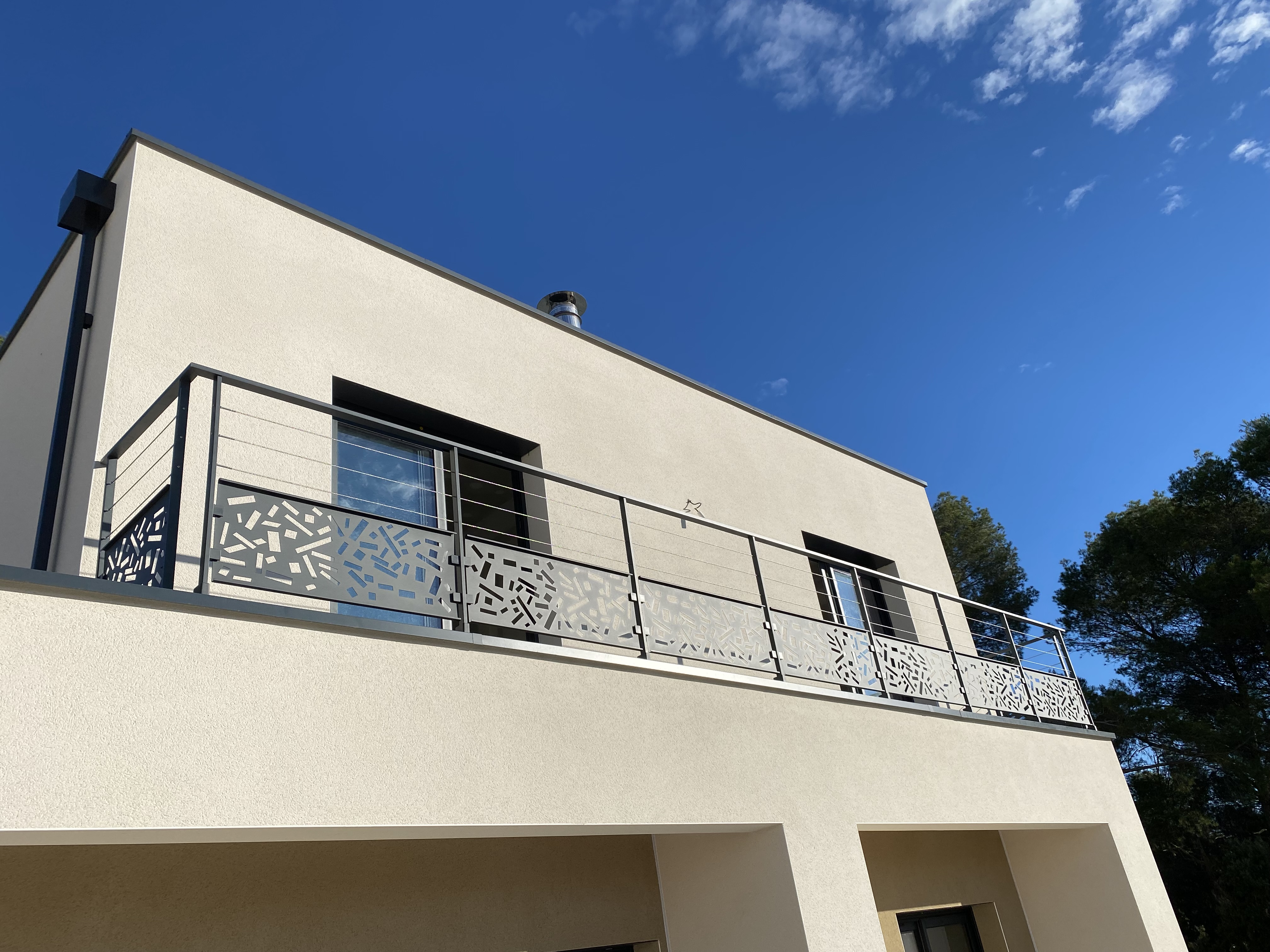 Garde-corps en aluminium créatif, dans une villa, en région Occitanie.