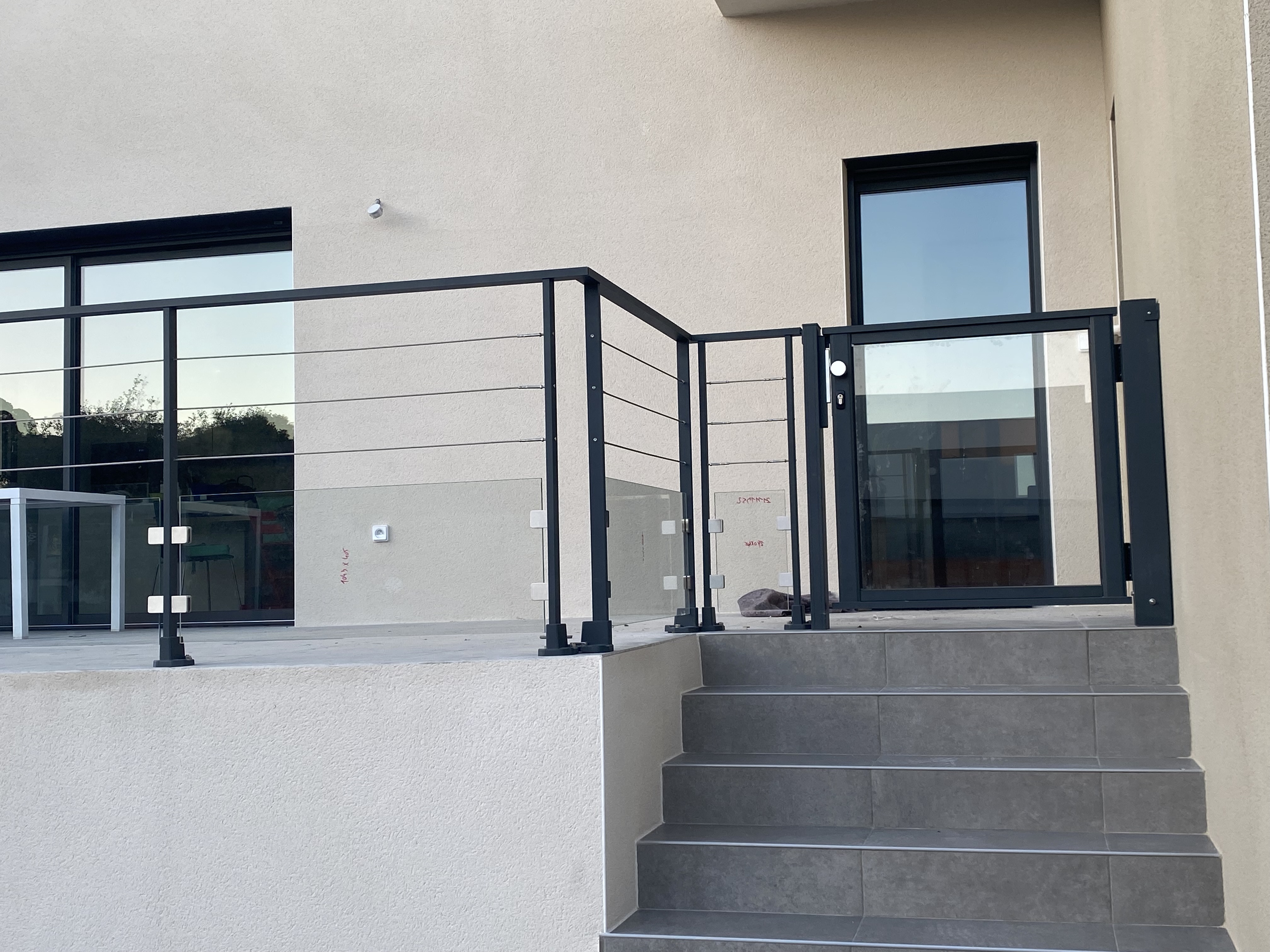 Garde-fou 3 câbles et verres fixés sur des pinces en inox, près de Lunel et Lattes.