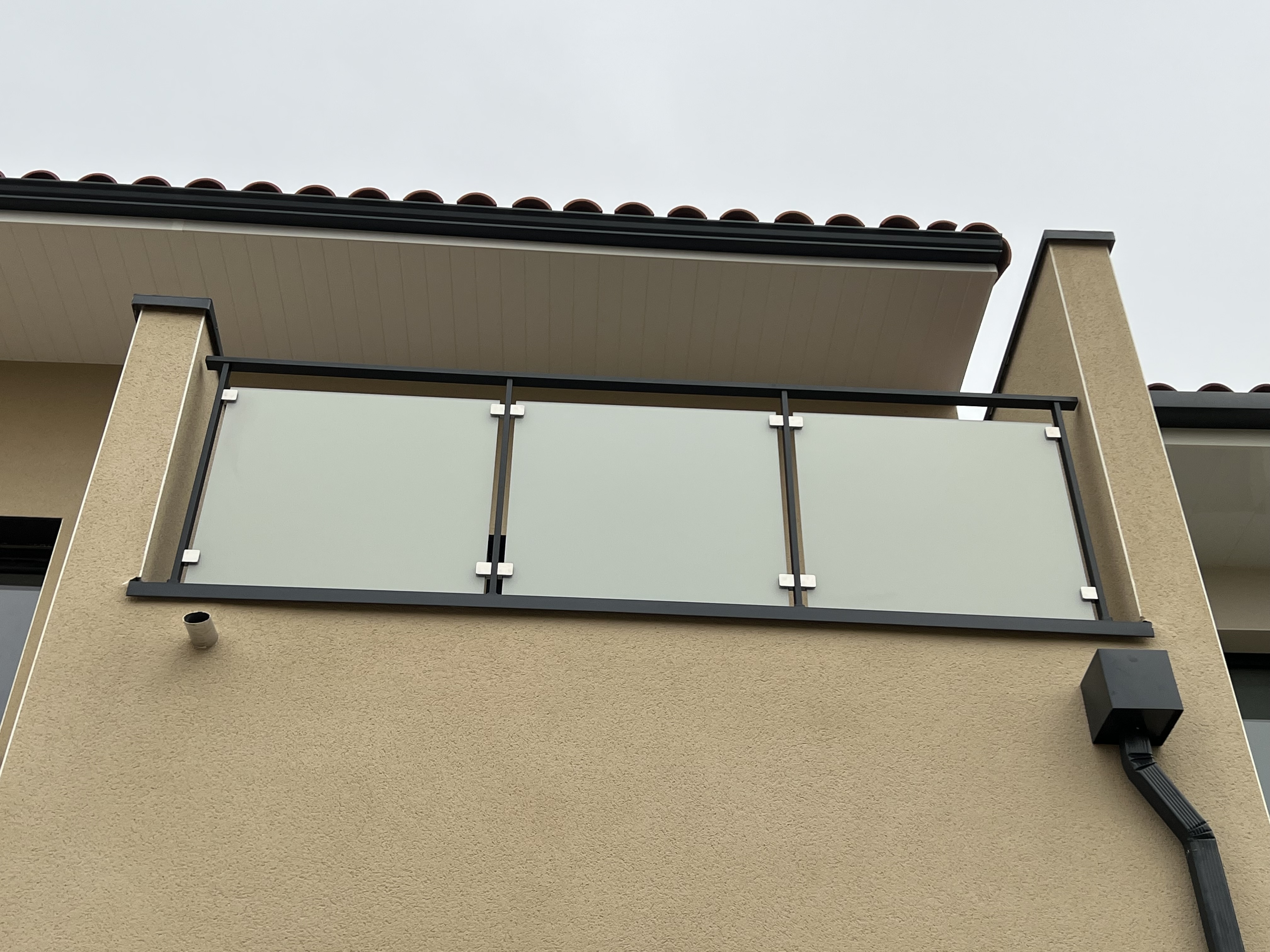 Garde-fou en verre de 90 cm entre les poteaux, pour un constructeur, à Montpellier près de Pignan et Mireval.
