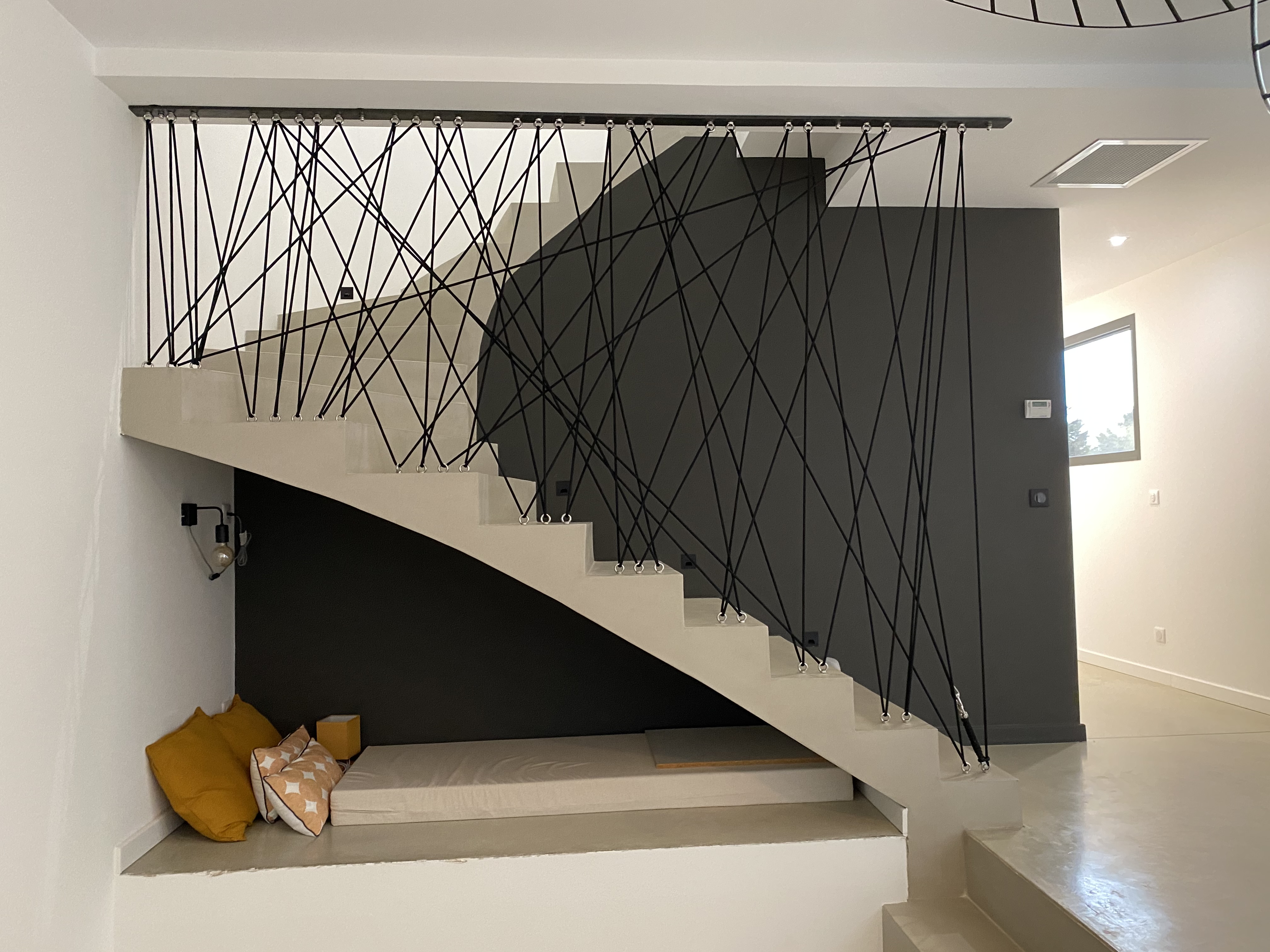 Elément décoratif chic posé à la française, dans un logement, en région Occitanie.