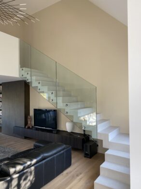 Installation minimaliste d'un garde-corps en verre, dans un logement individuel, à Carquefou entre Blain et Vallet.