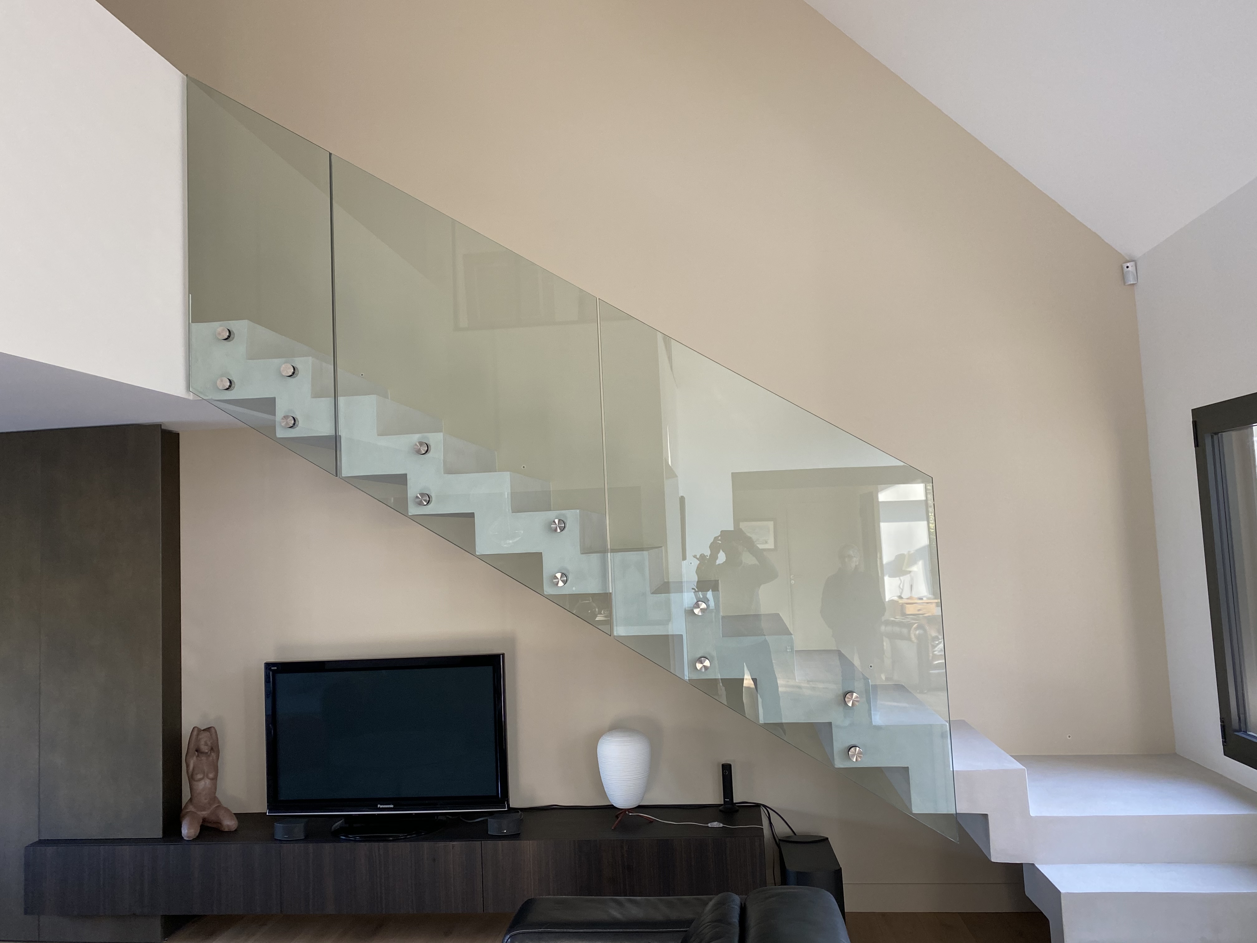 Mise en place de 3 panneaux en verre trempé feuilleté 17,52 millimètres sur un escalier scal'in, dans le département de la Loire-Atlantique.