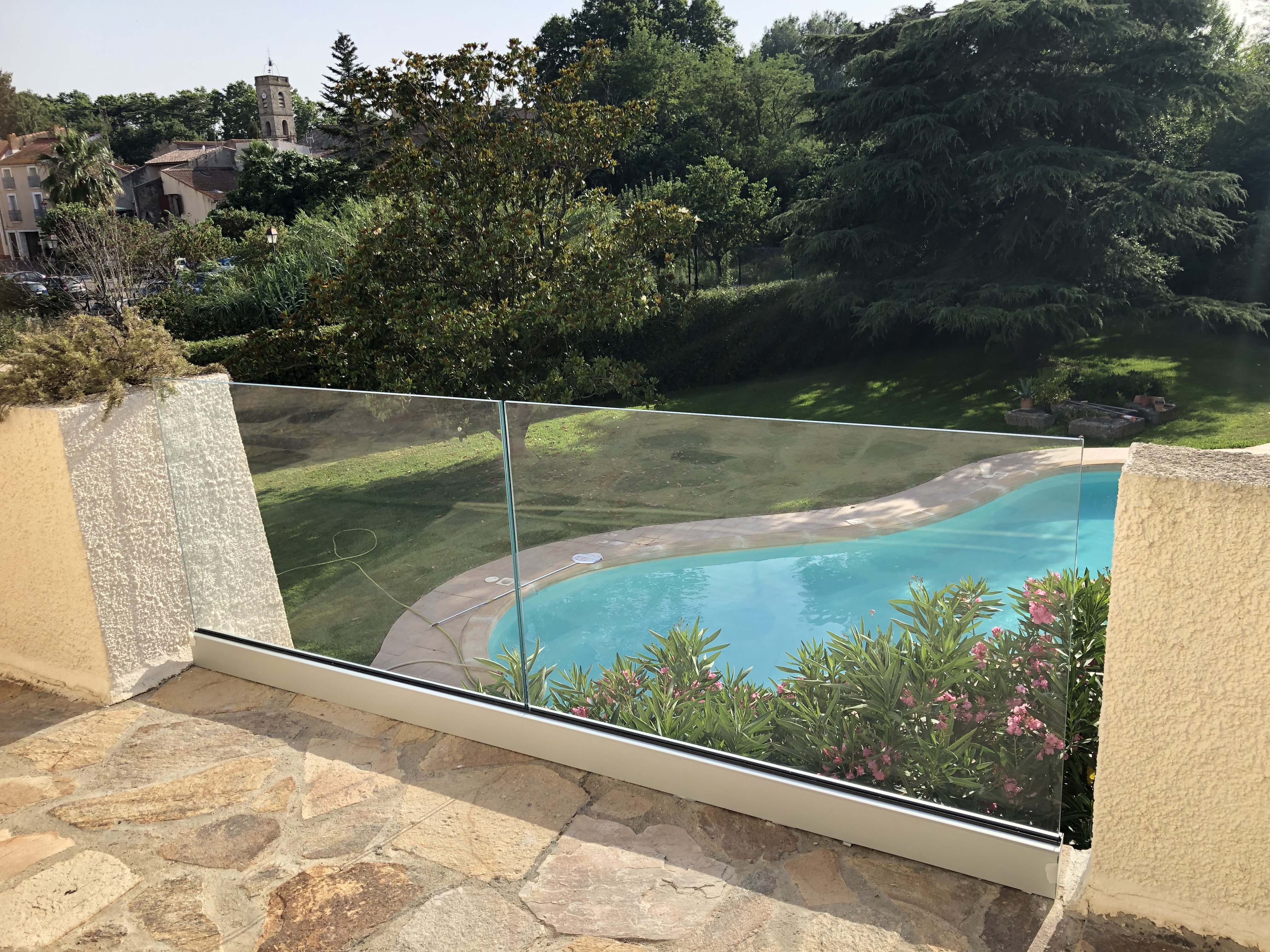 Eblouissante pose à la française d'une balustrade d'un mètre dix, en verre, dans une villa située dans le département de l'Hérault.