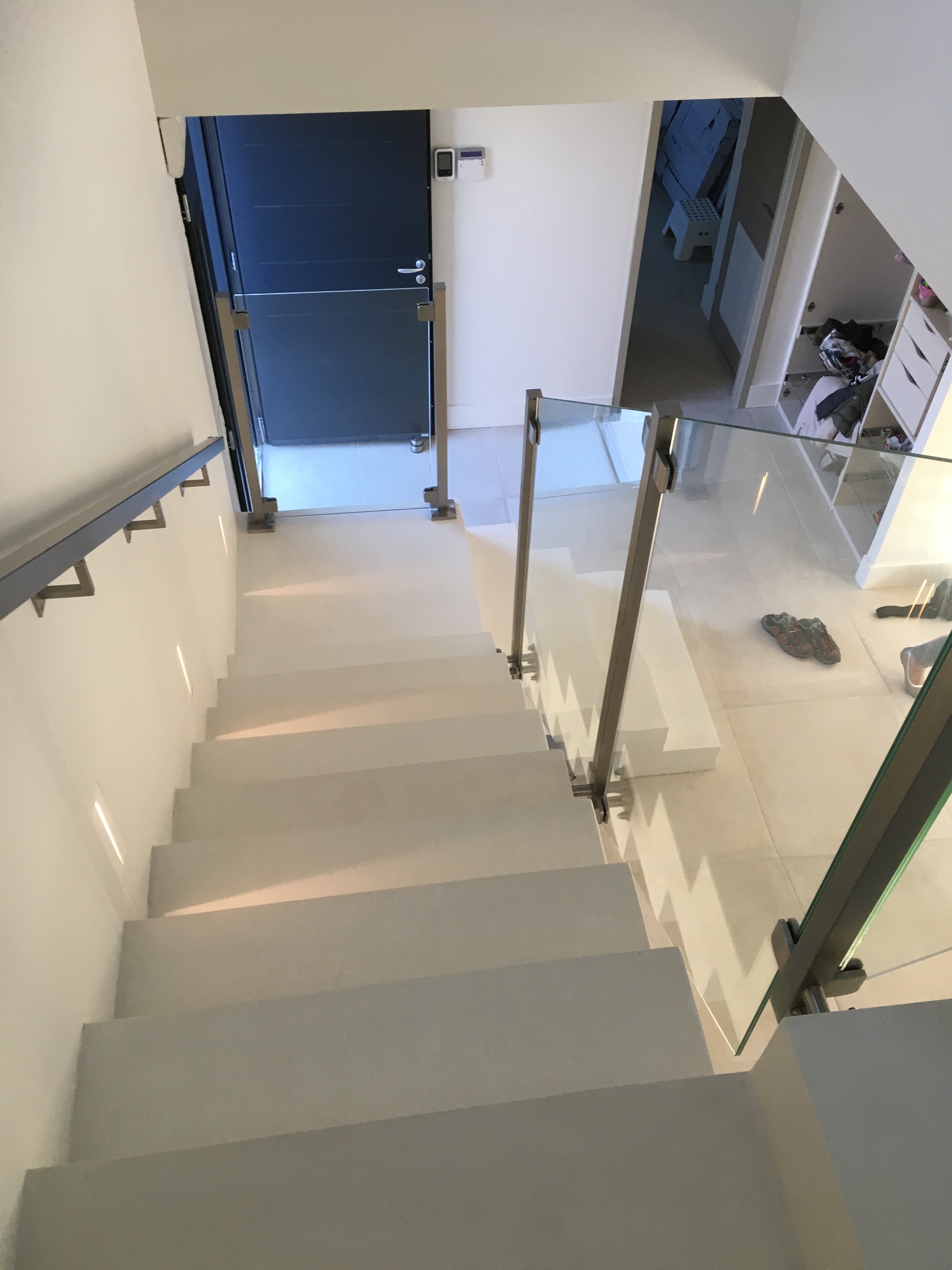 Garde-corps en verre posé sur un escalier et béton ciré Scal'in, dans le département de l'Hérault.