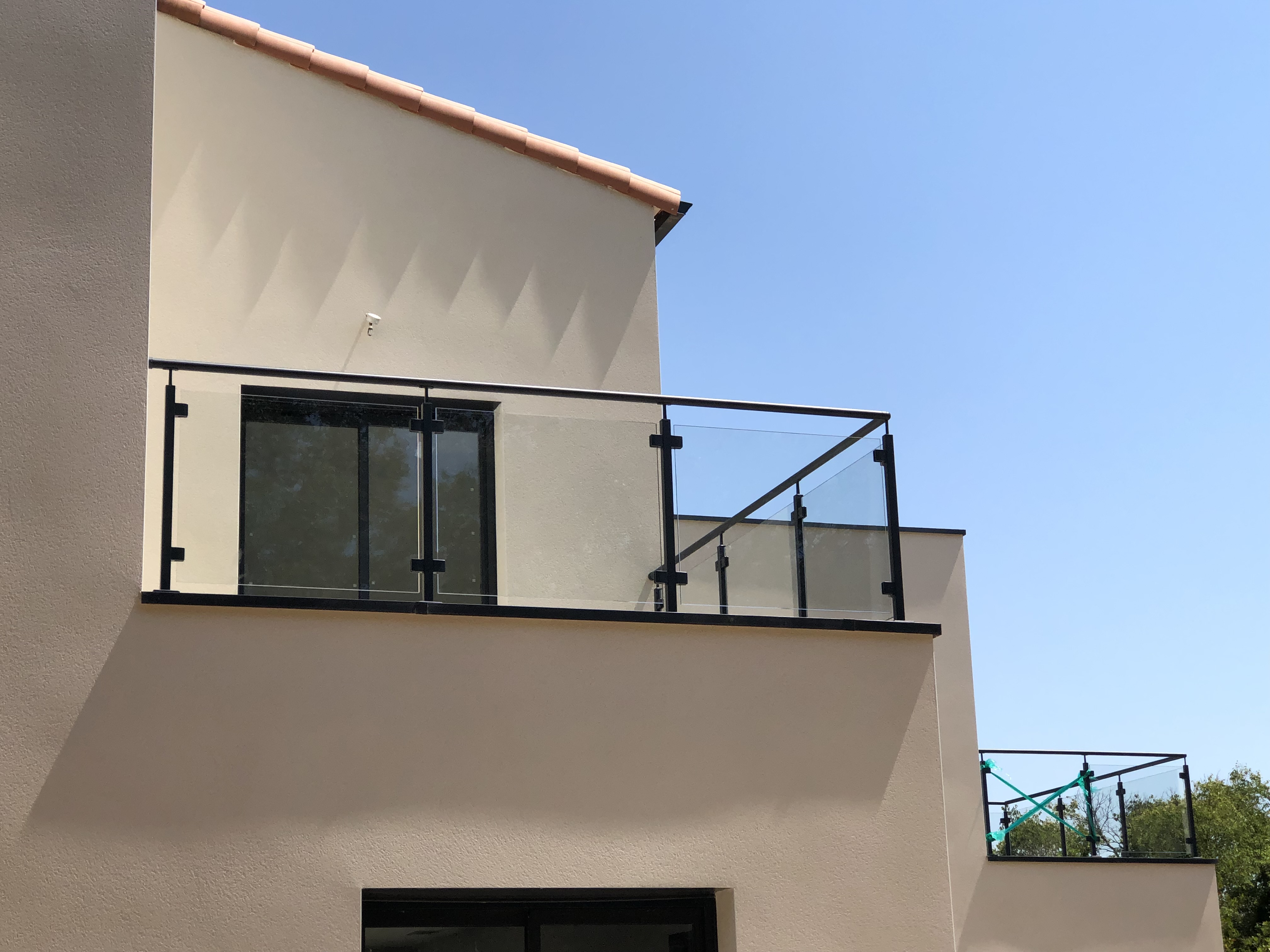 Balustrade extérieure posée délicatement sur une couvertine. Rambarde d'une villa à Castries entre Montpellier et Vergèze.