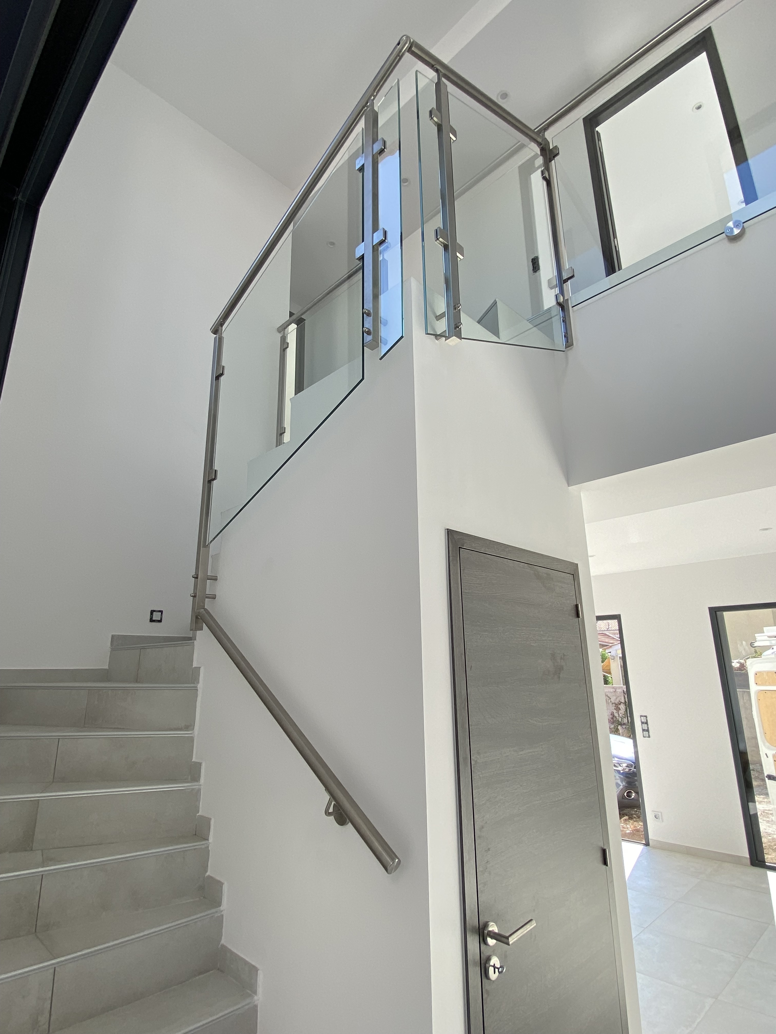 Modèle contemporain d'un garde-corps en verre, dans une maison individuelle, en région Provence-Alpes-Côte d’Azur.
