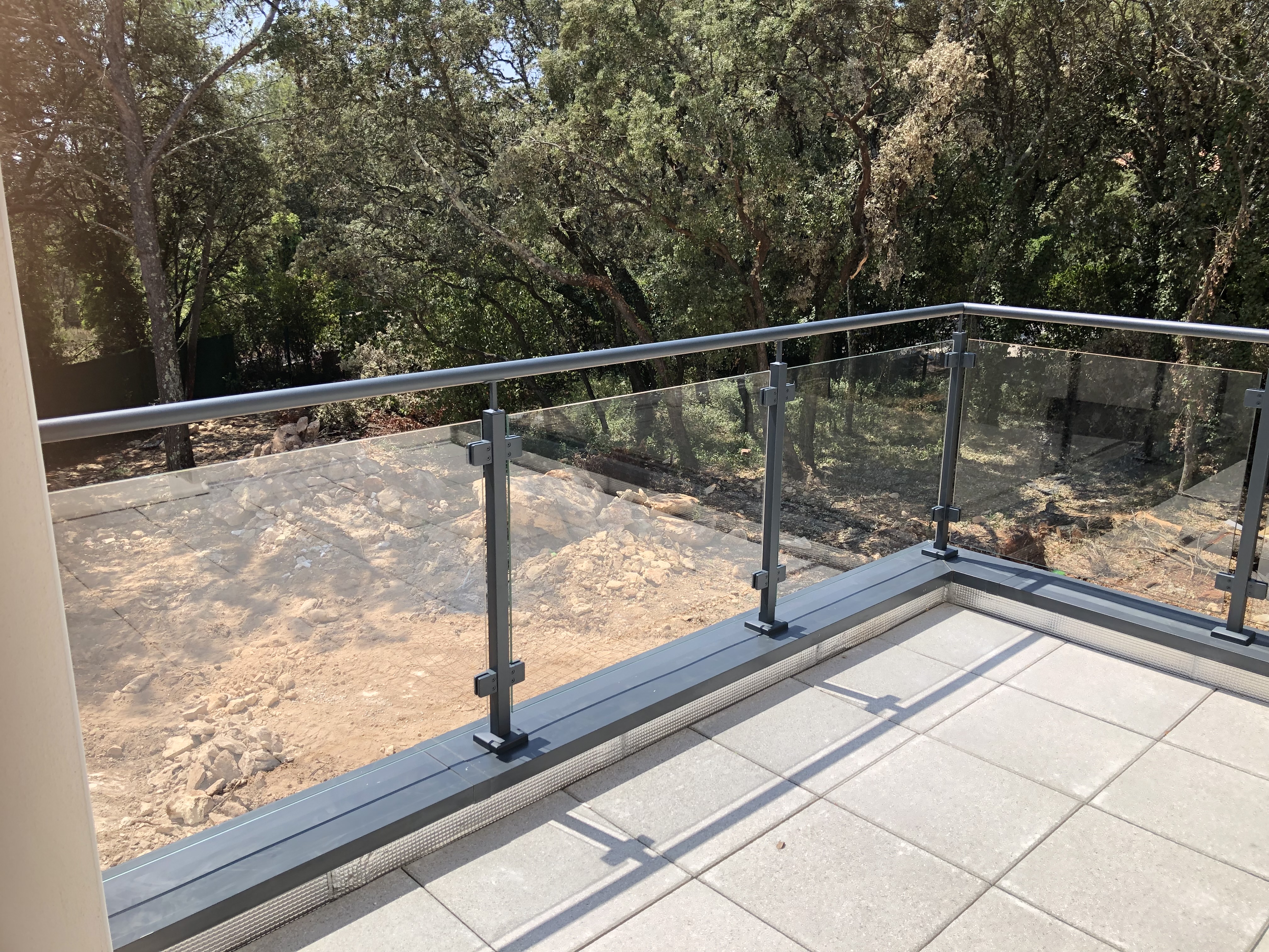 Verre feuilleté emblématique de 11mm, posé à la française, à Castries près de Montpellier et Vergèze.