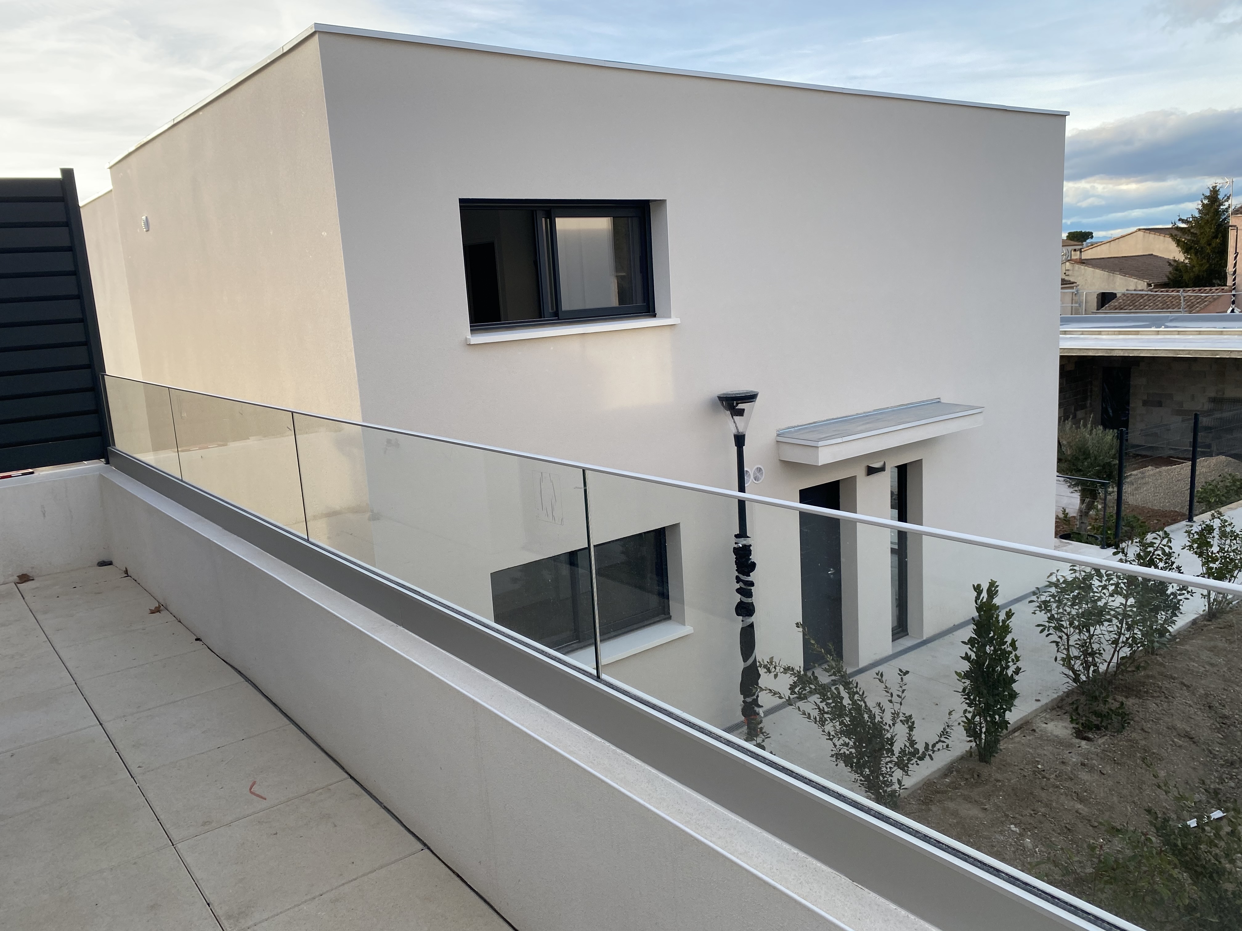 Garde-corps en verre feuilleté trempé, installé dans une terrasse à Aimargues près de Sommières et Beaucaire.