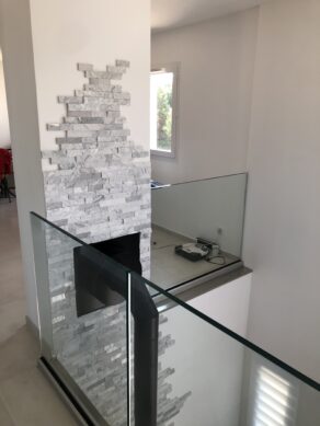 Installation aboutie d'un verre sur des rails en aluminium, à l'étage d'une villa, dans le département des Bouches-du-Rhône