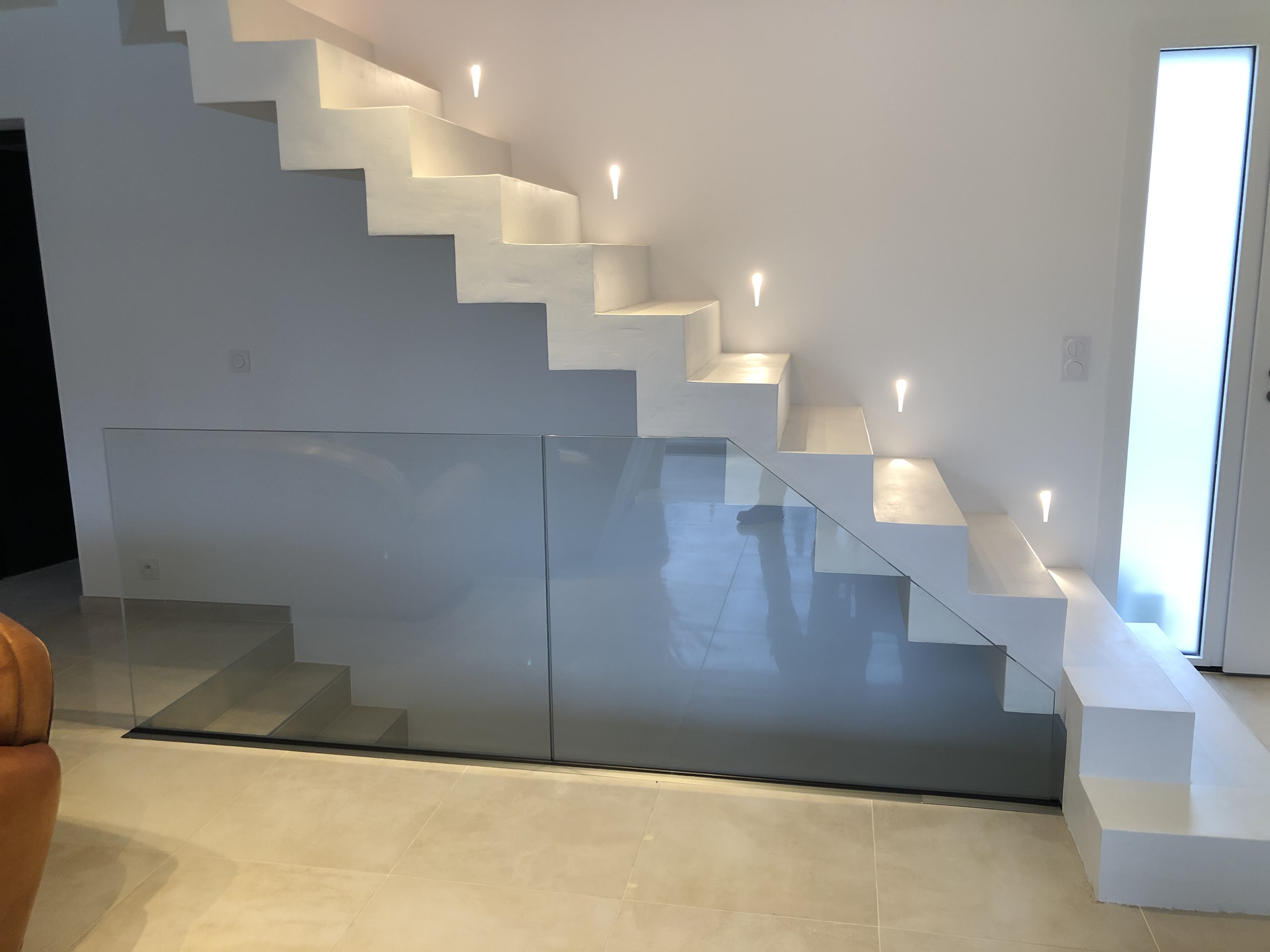 Installation splendide d'un garde-corps en verre posé à l'anglaise, dans le département des Bouches-du-Rhône.