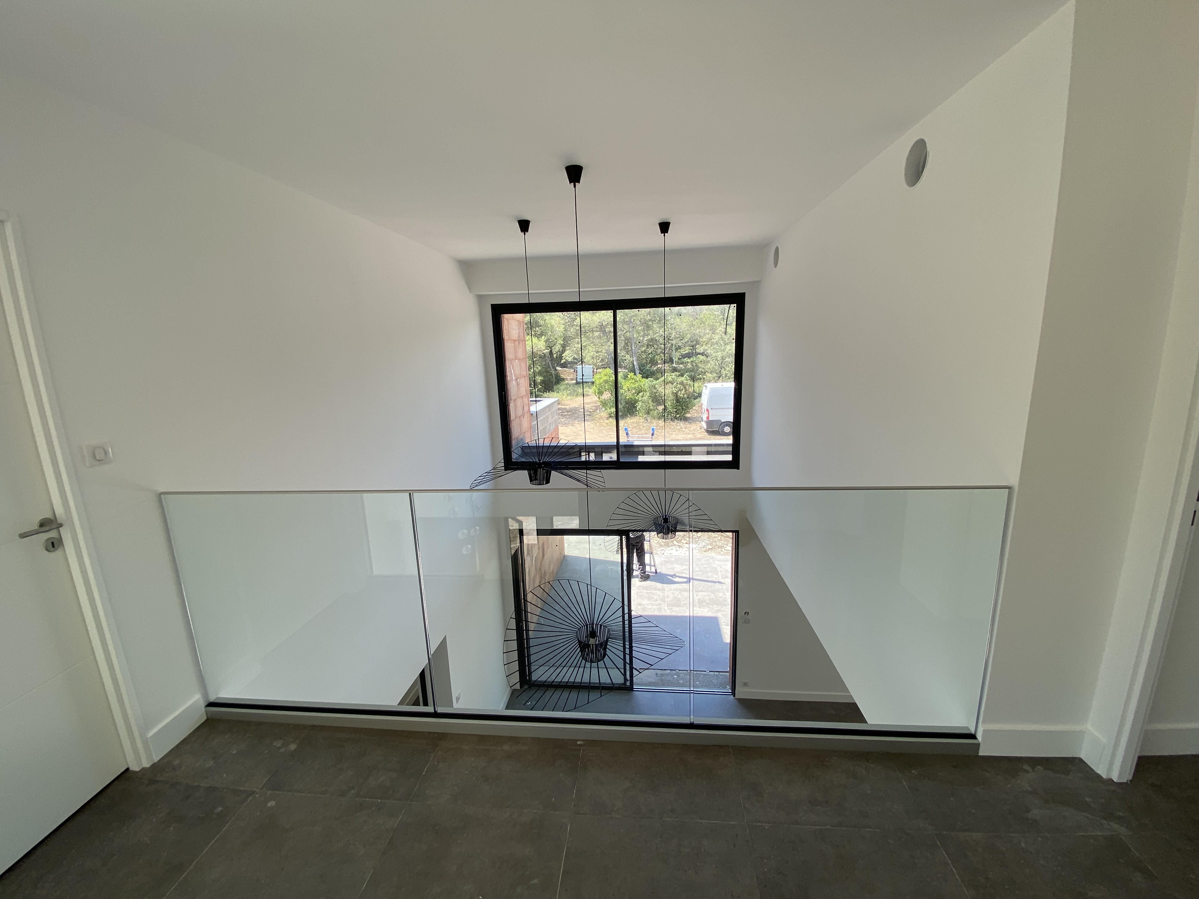 Magnifique garde-corps en verre installé sous le carrelage, pour une pose parfaitement maîtrisée.