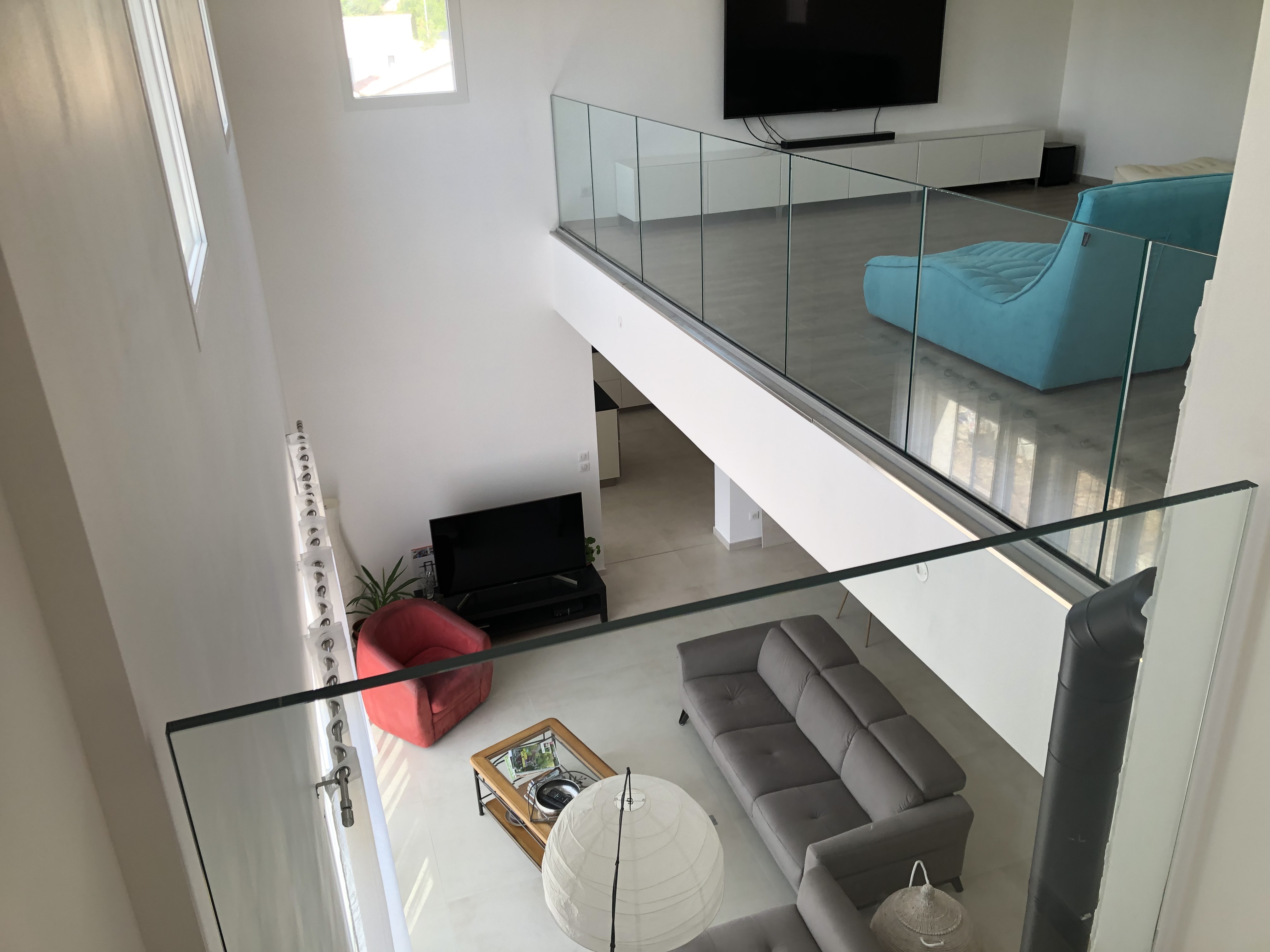 Modèle en verre d'un mètre, dans une maison à Saint-Martin-de-Crau, près de Vitrolles et Martigues.