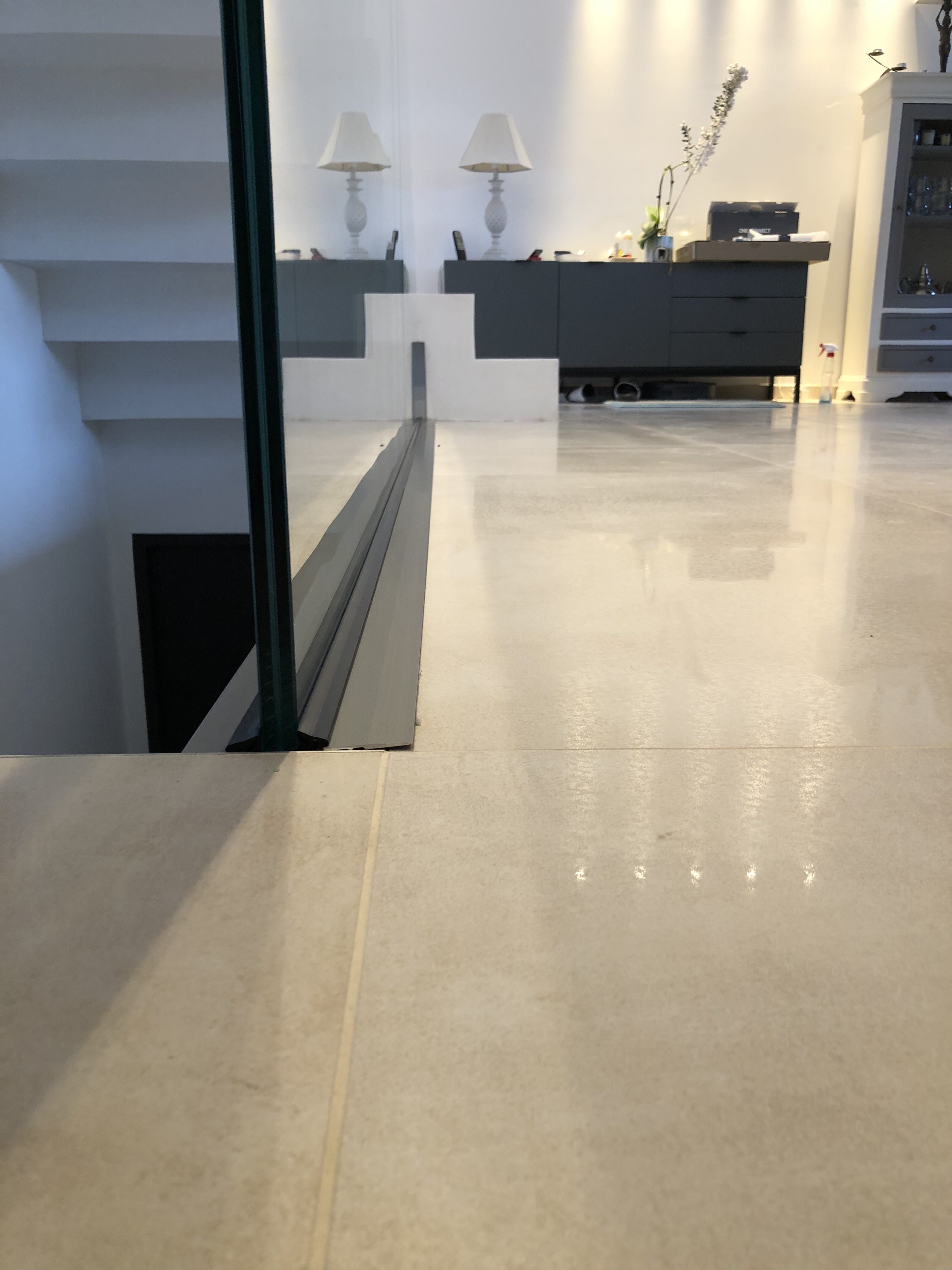 Parapet soigneusement posé en biais suivant la forme de l'escalier, dans une demeure à Aix-en-Provence près de Manosque et Apt.