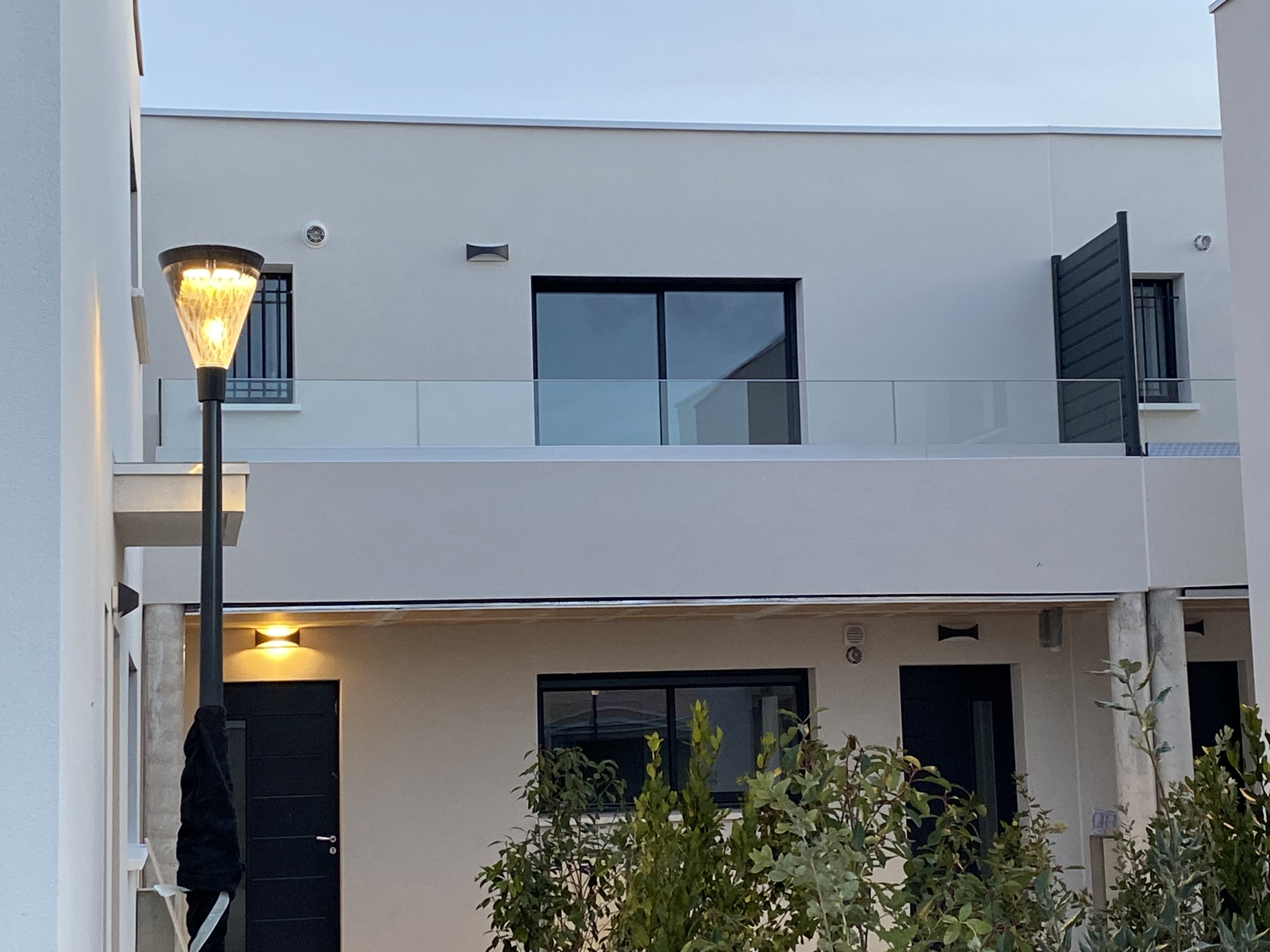 Rambarde en verre posée sur des rails en aluminium, dans une villa à Aimargues, entre Lunel et Vauvert.