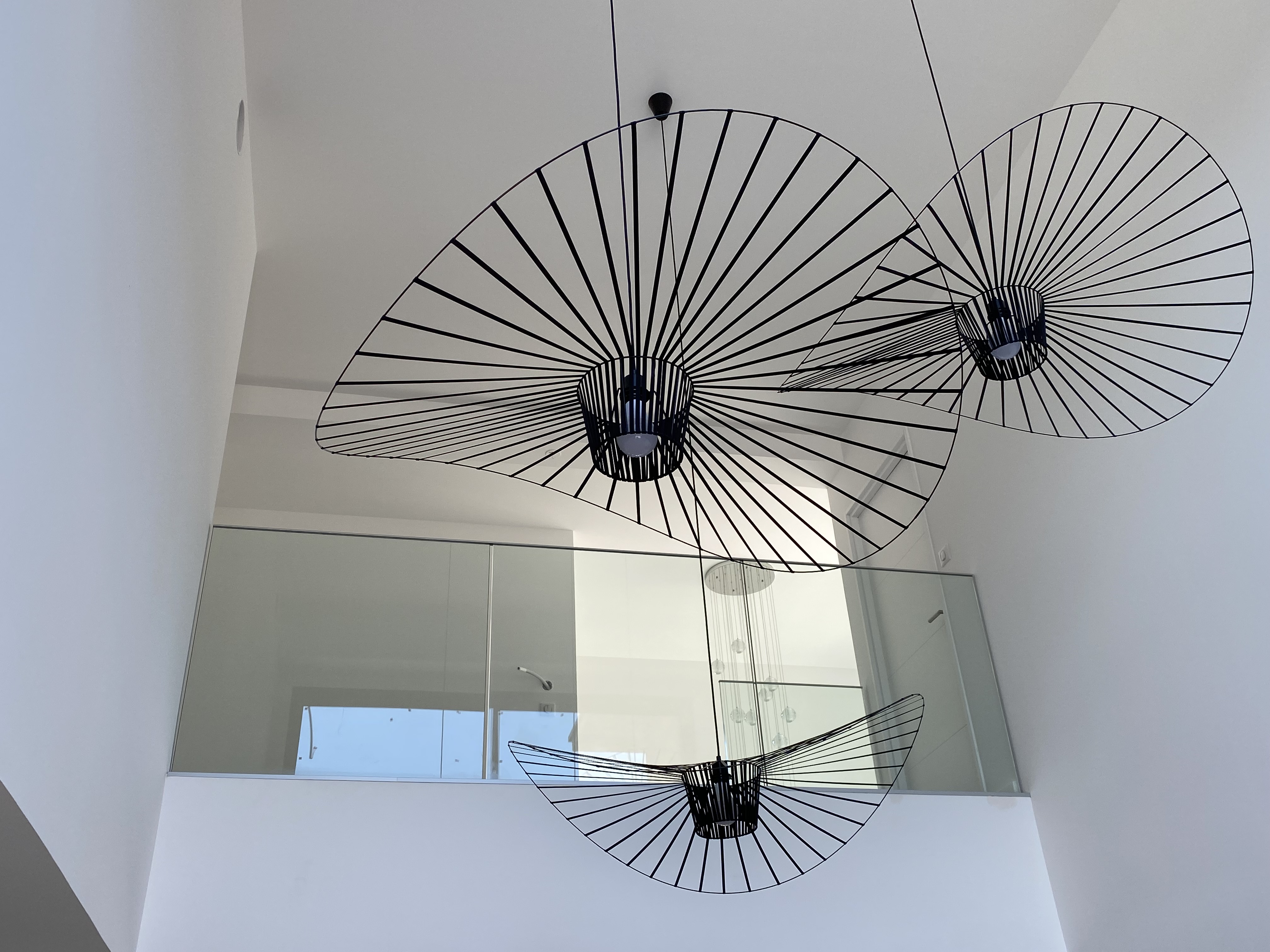 Rambarde sublime de trois panneaux en verre à l'étage d'une maison originale, dans le sud du département du Gard.