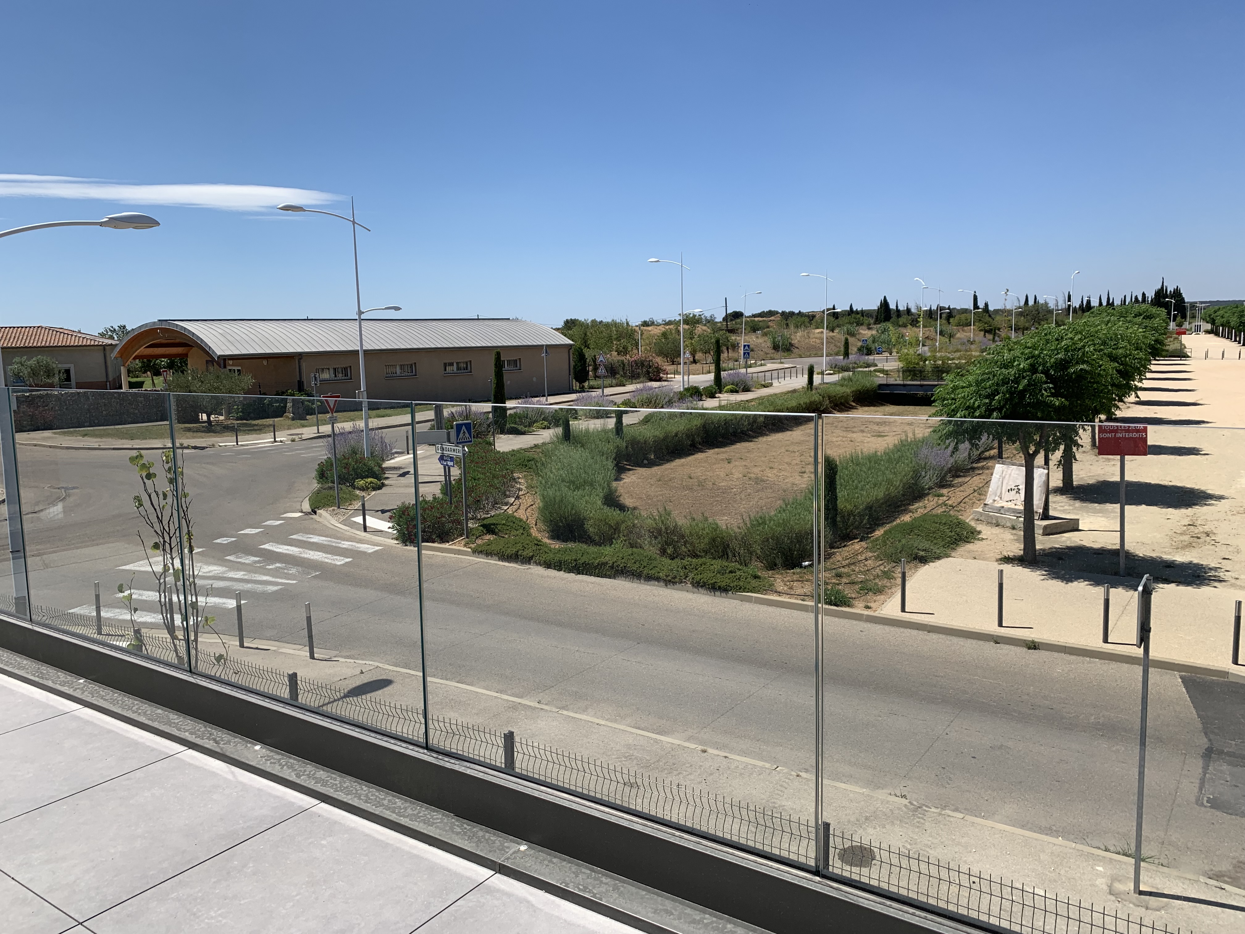 Vue exquise grâce à la transparence du garde-corps installé dans un office notarial à Bellegarde entre Lunel et Sorgues.