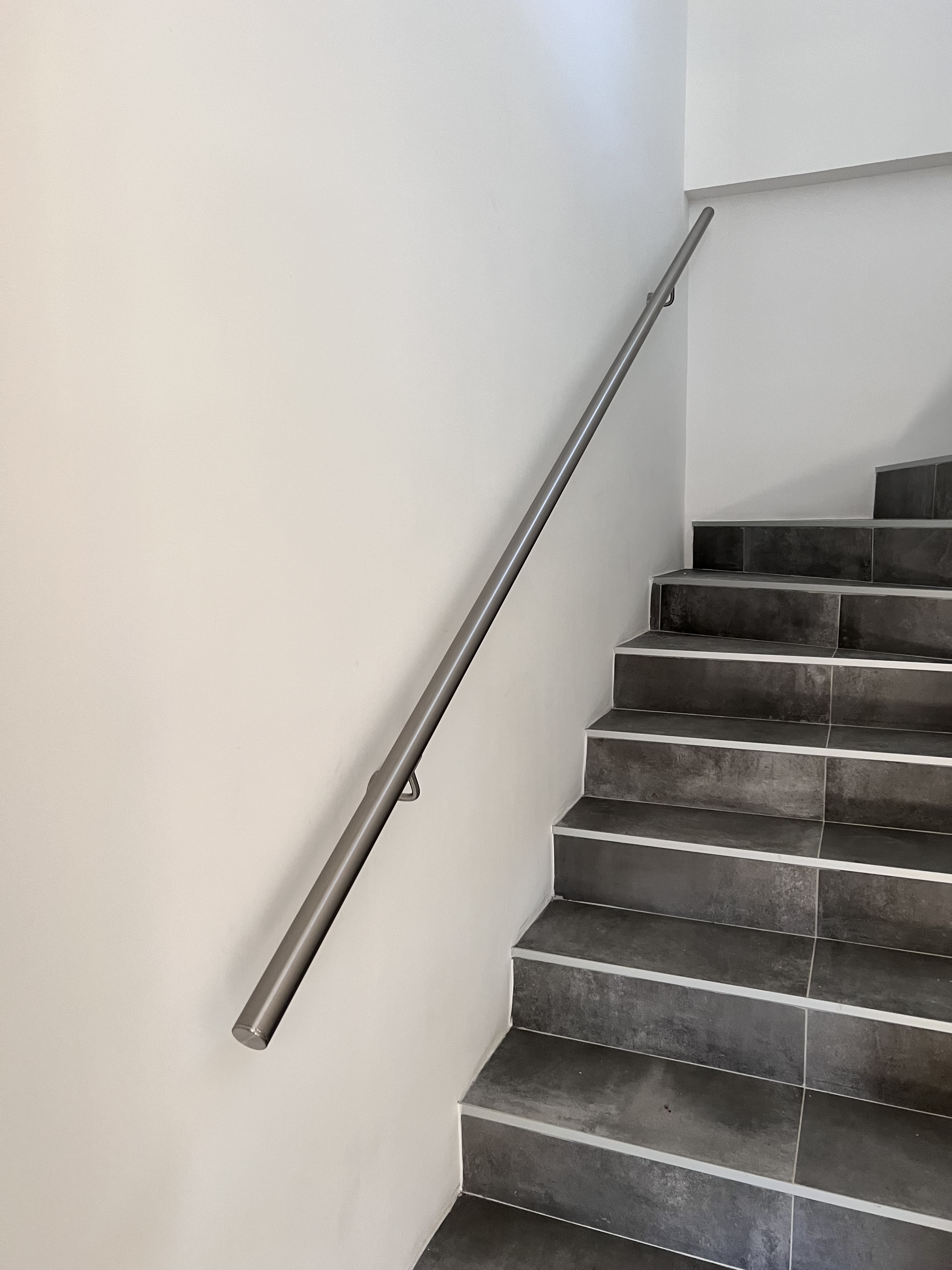 La main courante en inox, méticuleusement posée dans cette habitation de la région Occitanie, combine raffinement et utilité, garantissant ainsi un passage sécurisé avec style.