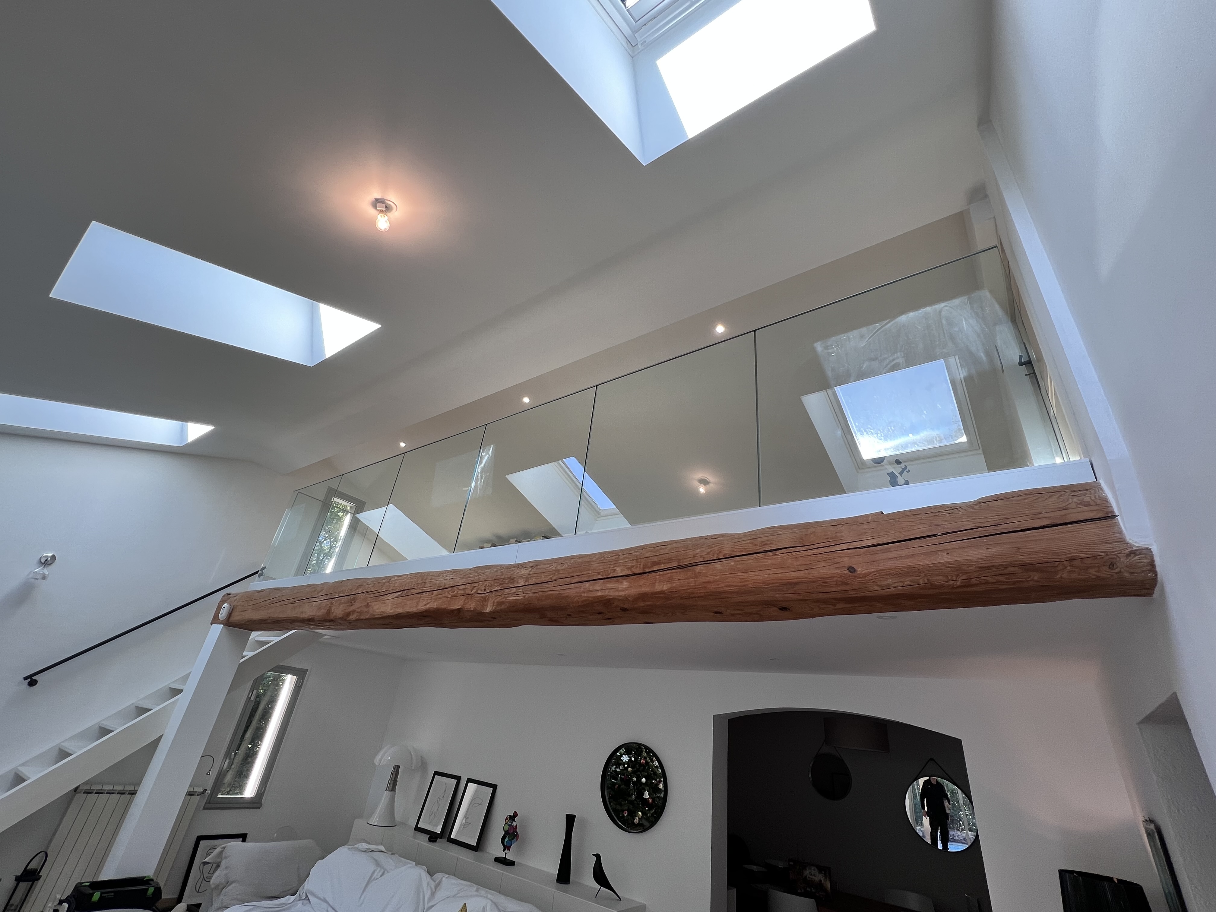 Une mezzanine en rénovation est magnifiée par un garde-corps novateur, intégrant un modèle