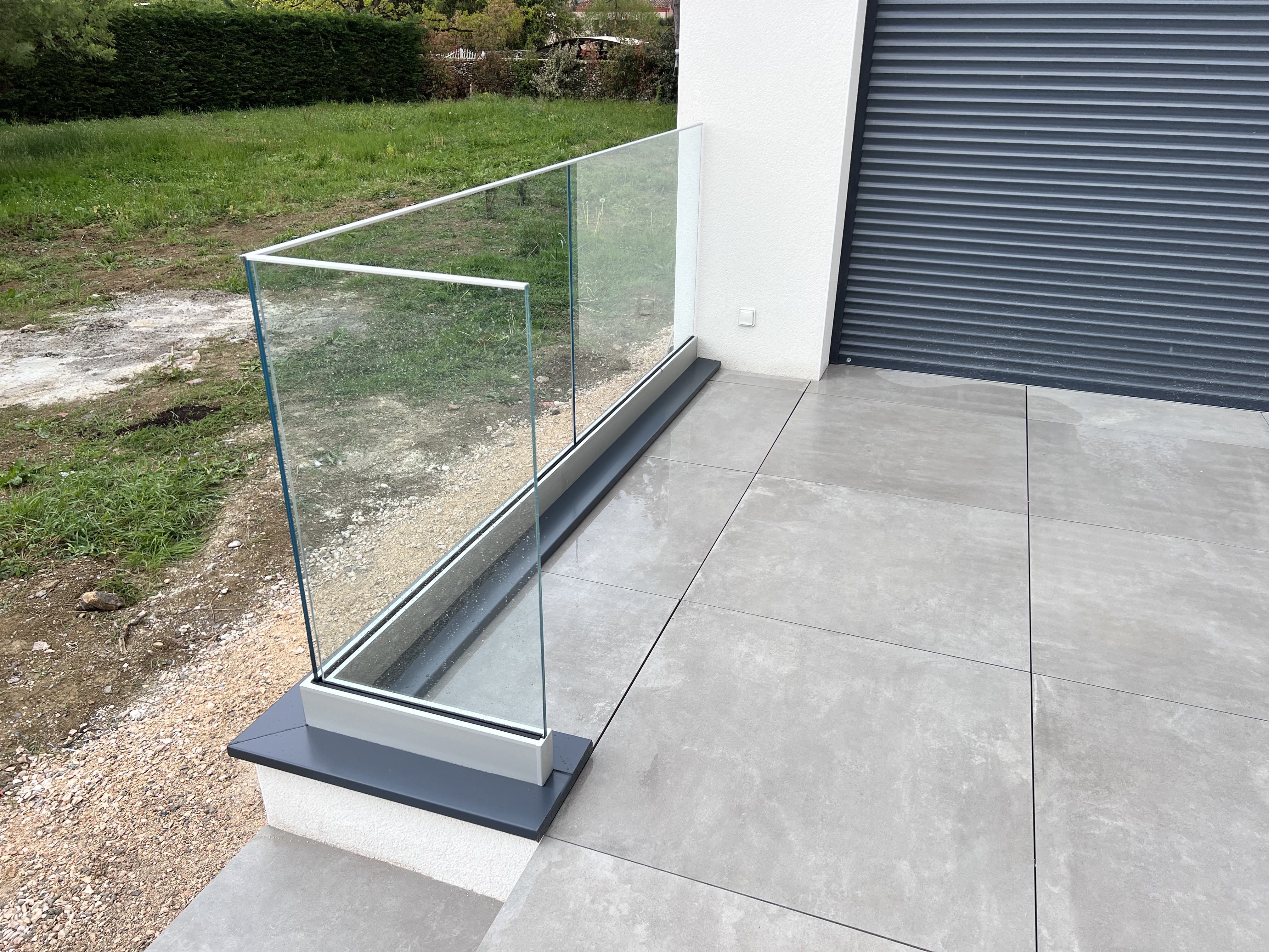 Bel angle d'un garde-corps minimaliste posé à la française, en région Occitanie.