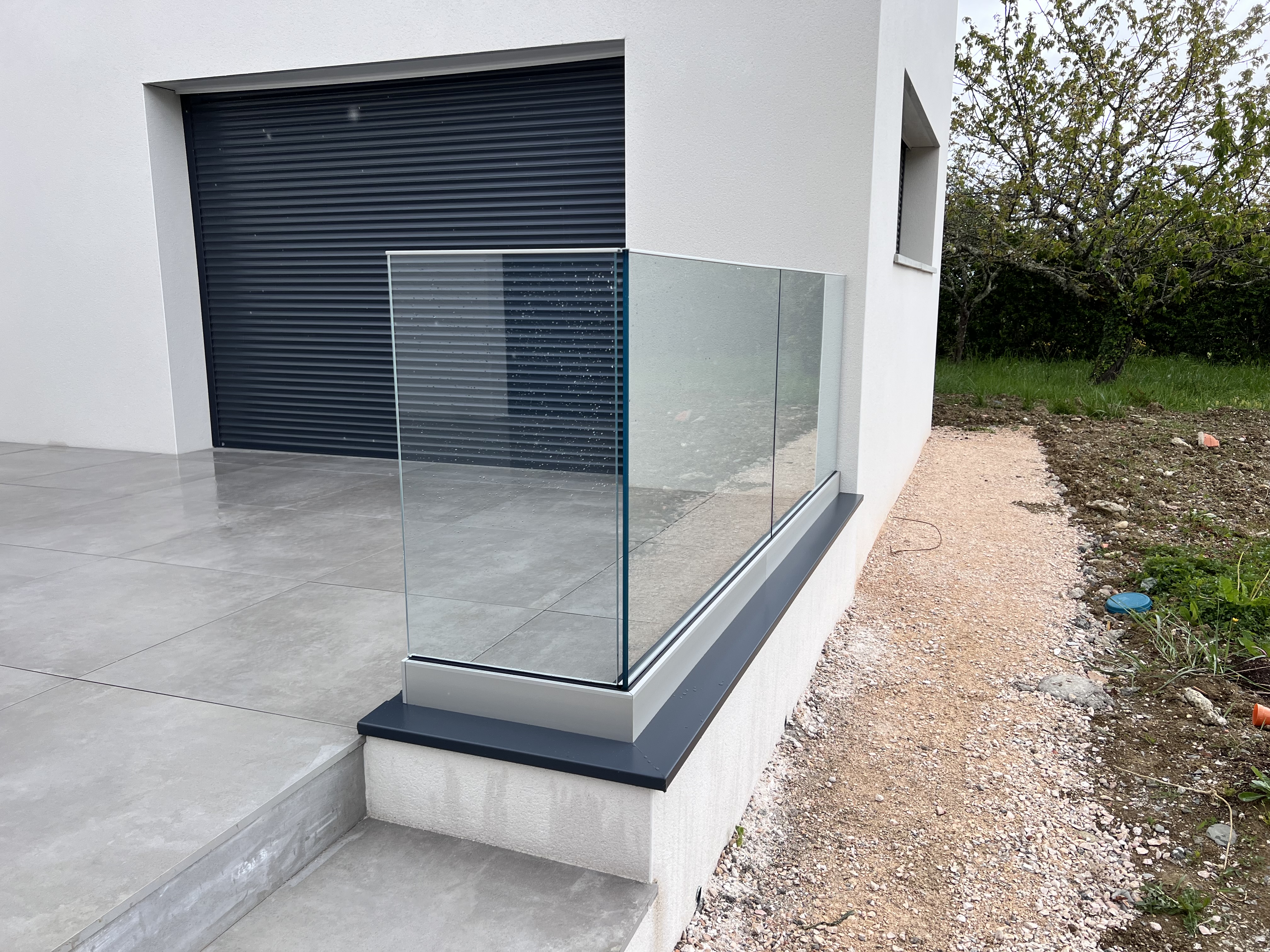 Garde-corps d'un mètre en verre feuilleté trempé installé sur une terrasse d'une villa, à Labège entre Castanet-Tolosan et Sainte-Foy-d'Aigrefeuille.