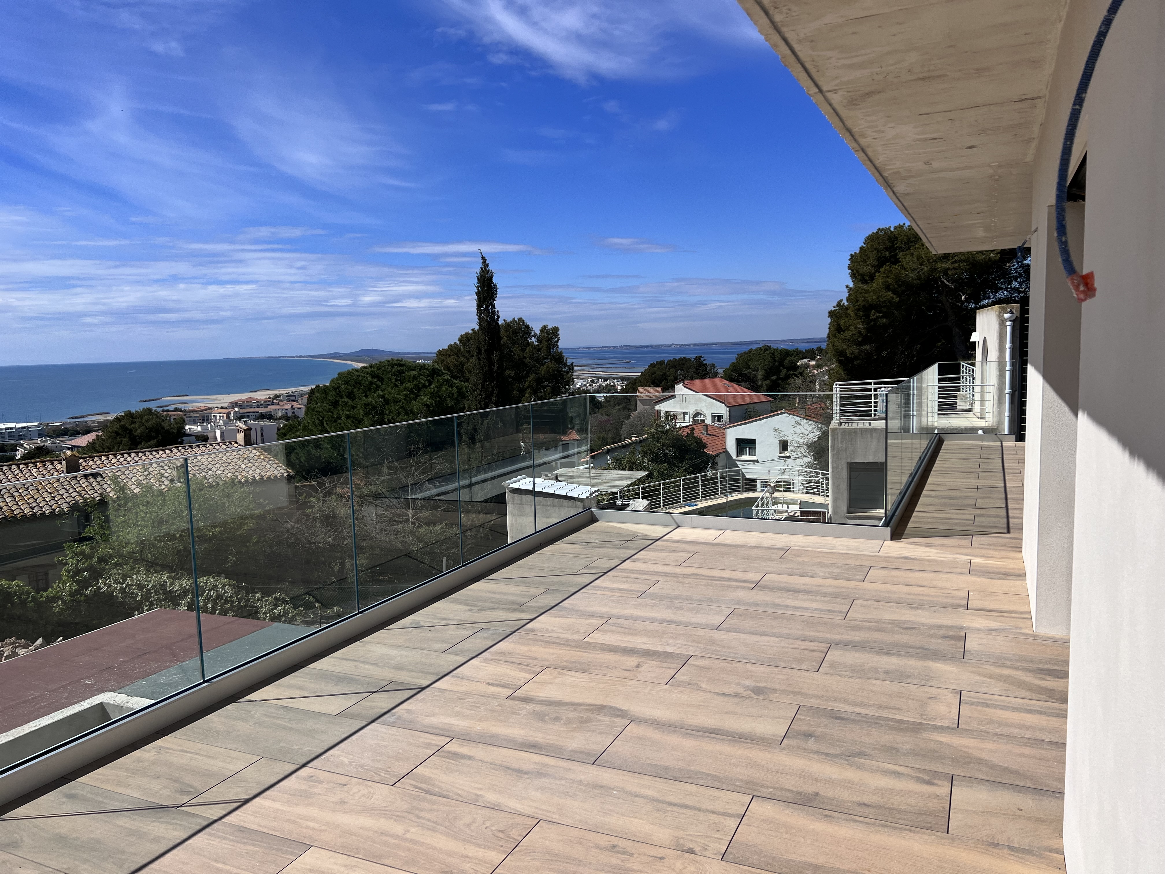 Garde-corps d'un mètre offrant une vue panoramique, installé sur une merveilleuse terrasse extérieur, en région Occitanie.