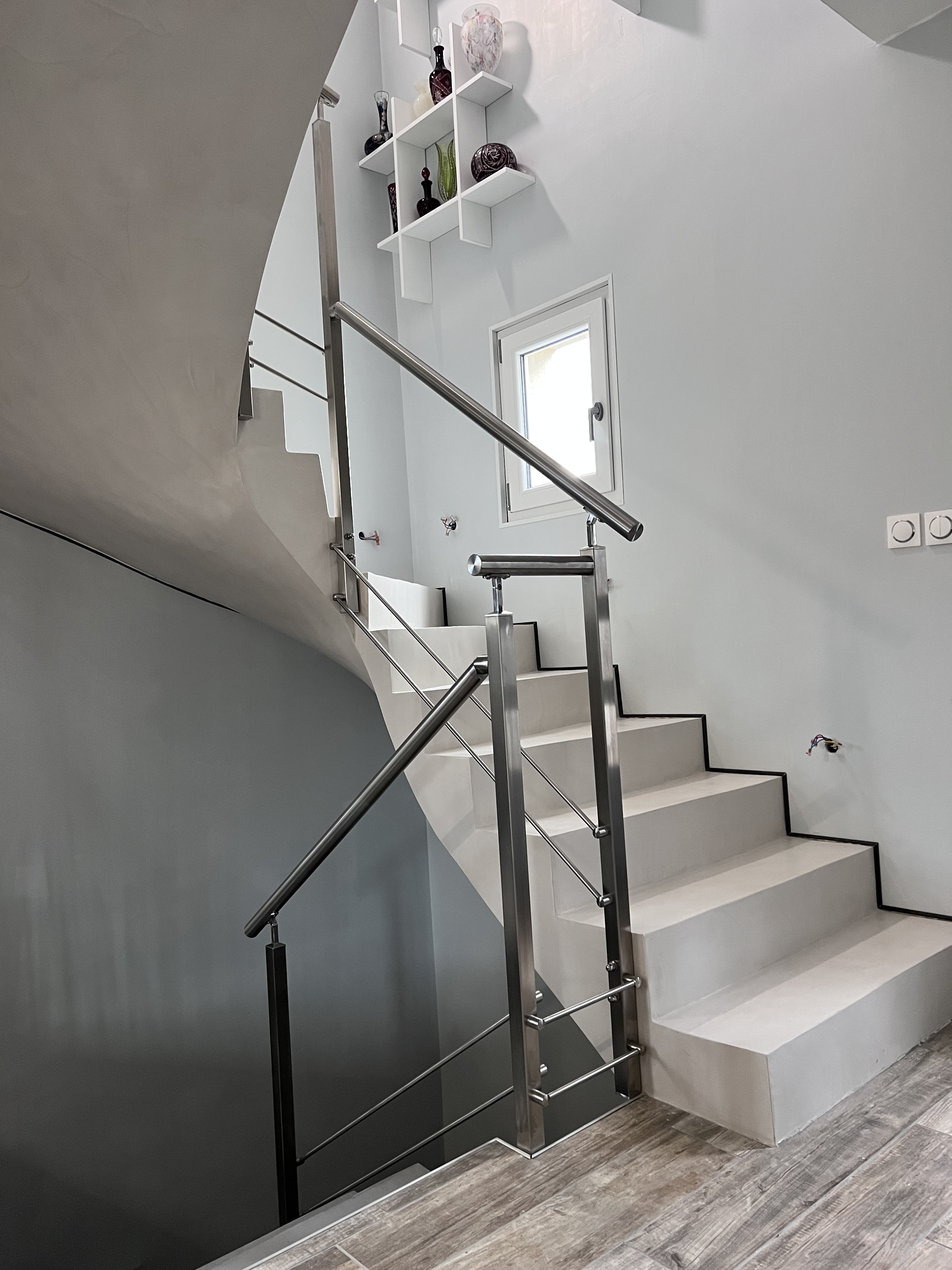 Garde-corps sublimé d'un verre feuilleté sur un escalier, à Muret entre Villeneuve-Tolosane et Montgazin.