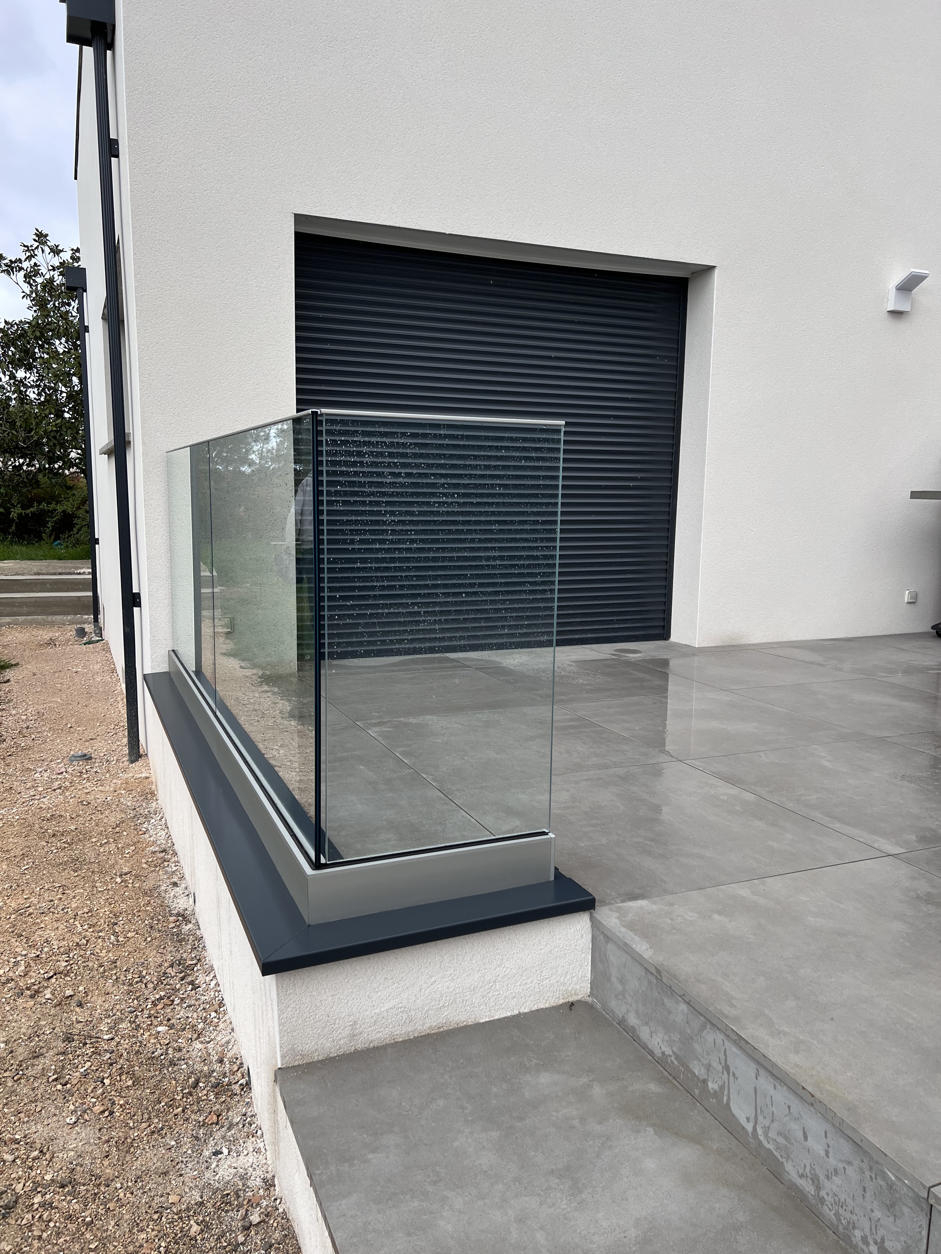 Garde-corps transparent, permettant une vue imprenable sur la beauté naturelle du jardin du pavillon.