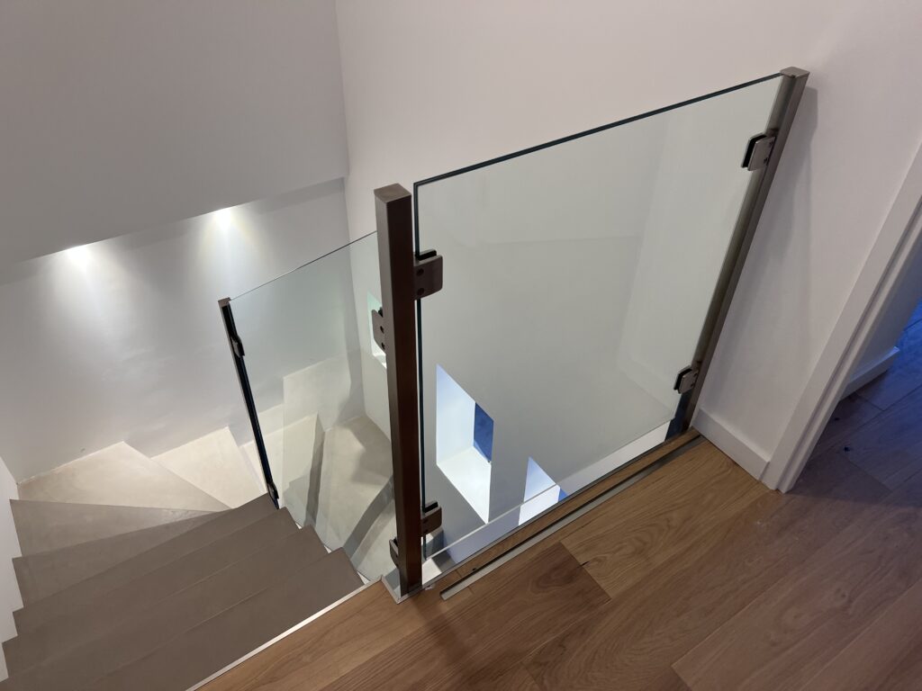 Installation d’un gardecorps en verre feuilleté trempé Scal'in garde — free download