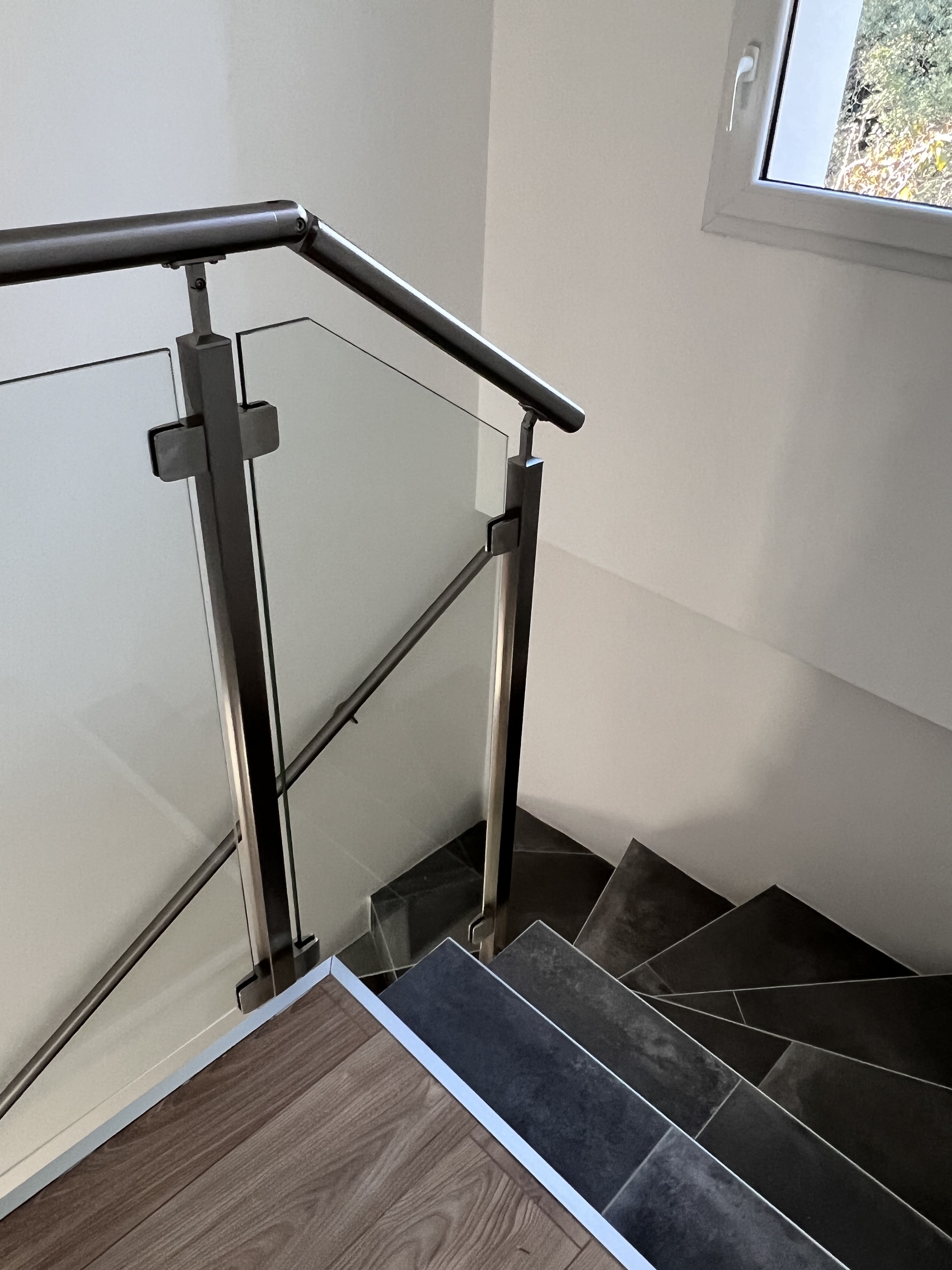Remarquable rénovation d'un garde-fou en verre feuilleté créé dans un logis localisé dans le département de l'Hérault.