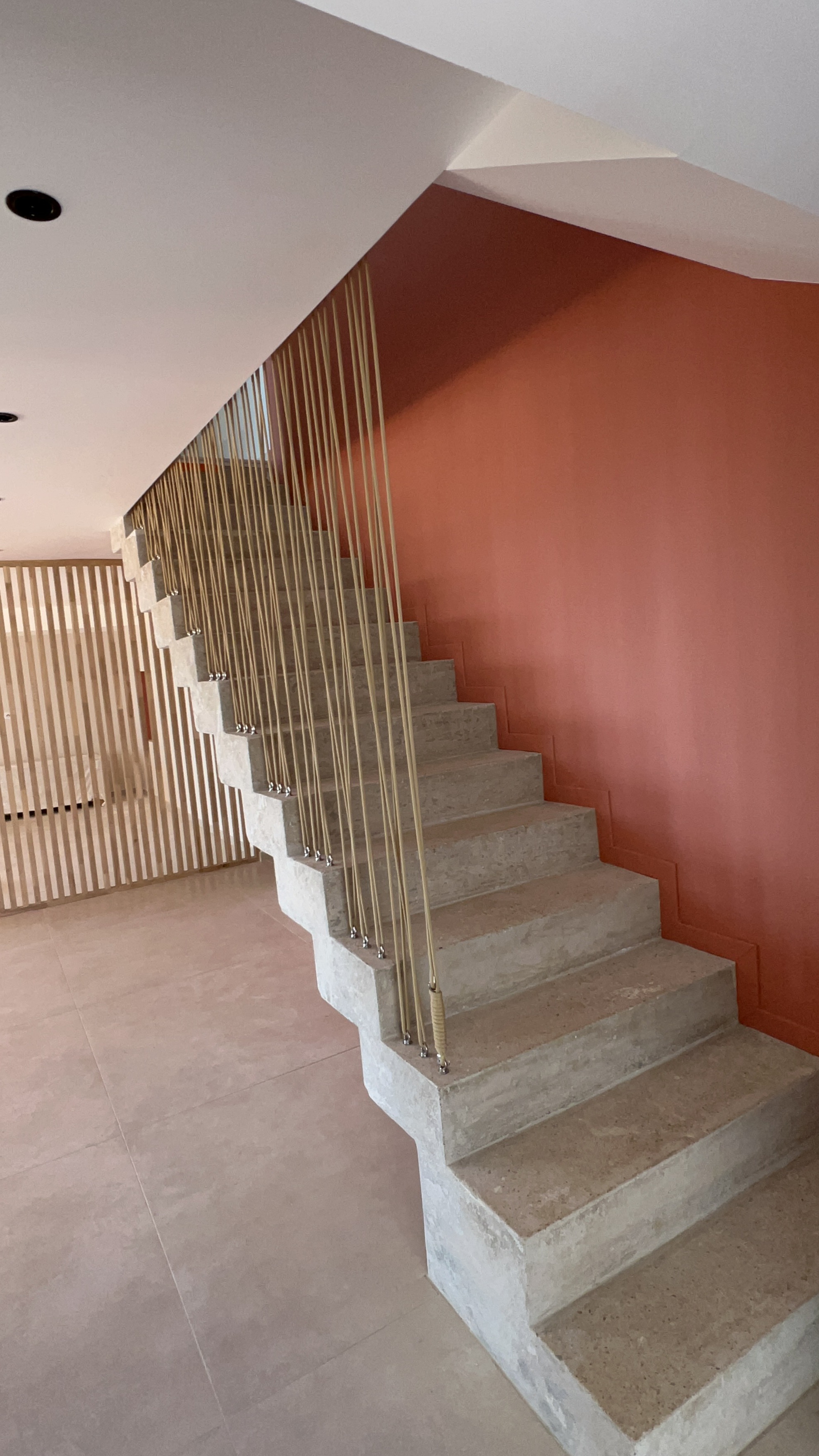 Elément décoratif par excellence, travaillé de manière artistique avec un cordage et tressage minimalistes, dans une habitation en région Occitanie.