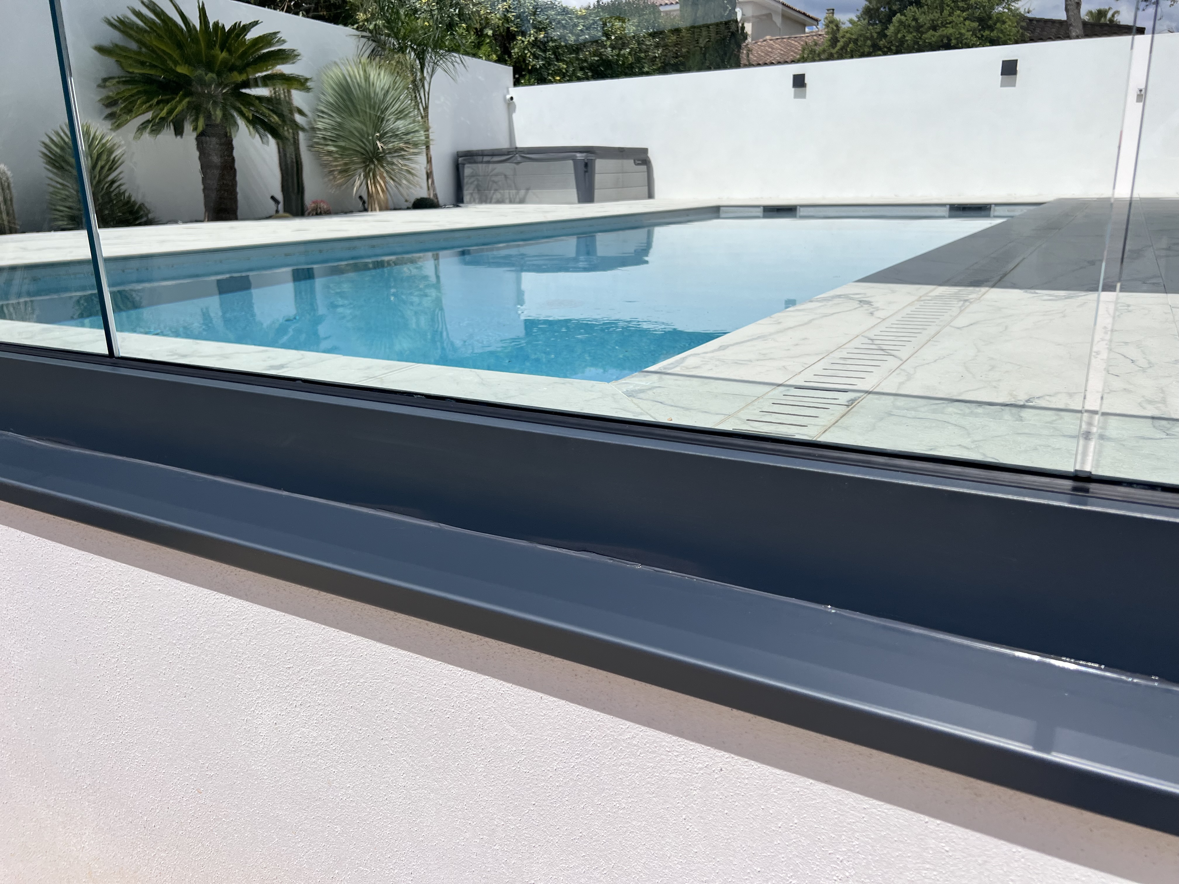 Garde-corps en verre feuilleté trempé de 17,5 mm posé soigneusement au bord d'une piscine extérieur, à Montpellier près de Castelnau-le-Lez et Pérols.