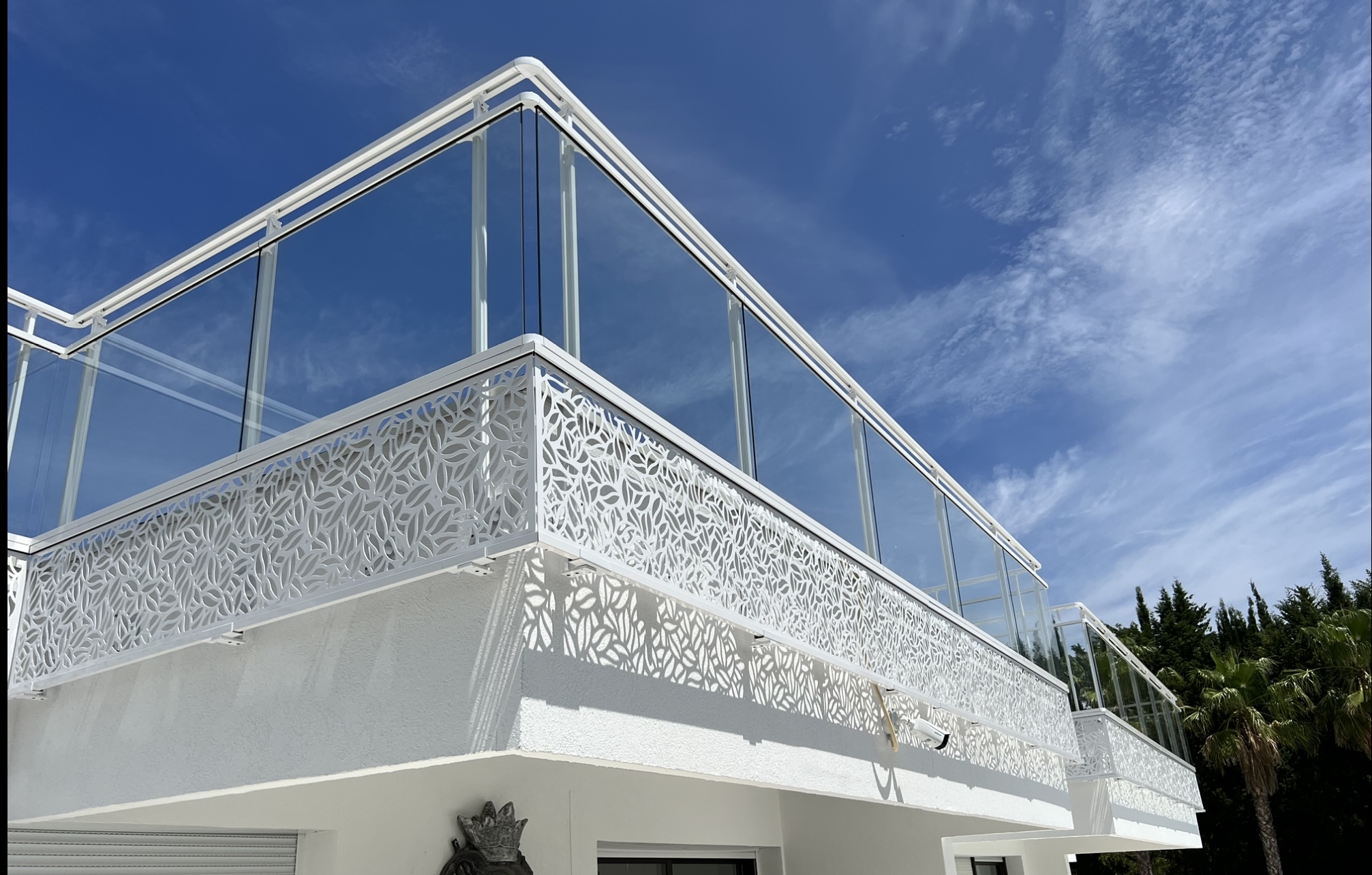 Garde-corps en verre posé à l'anglaise, sur une terrasse extérieure à Montpellier près de Frontignan et Lattes.
