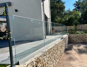 Garde-corps composé de panneaux en verre, mis en place par notre expert, dans le département du Gard.