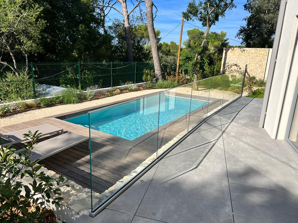 Garde-corps en verre installé près d'une piscine extérieur.