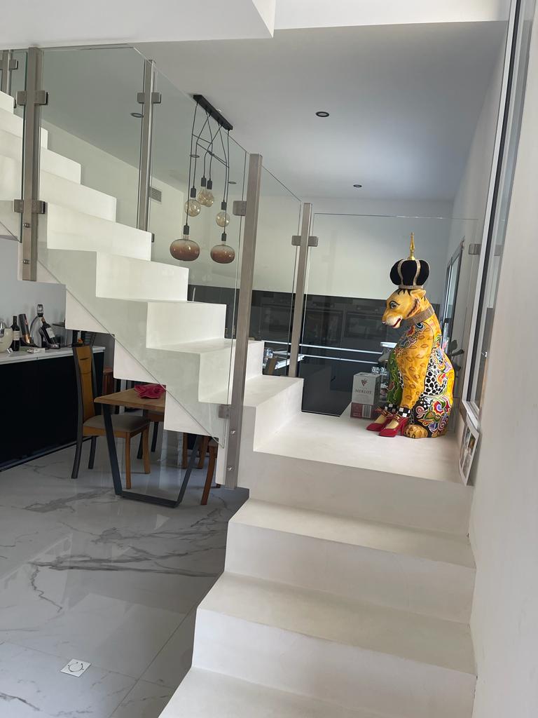 Rambarde en verre dans une maison moderne, située dans le département de la Haute-Garonne.
